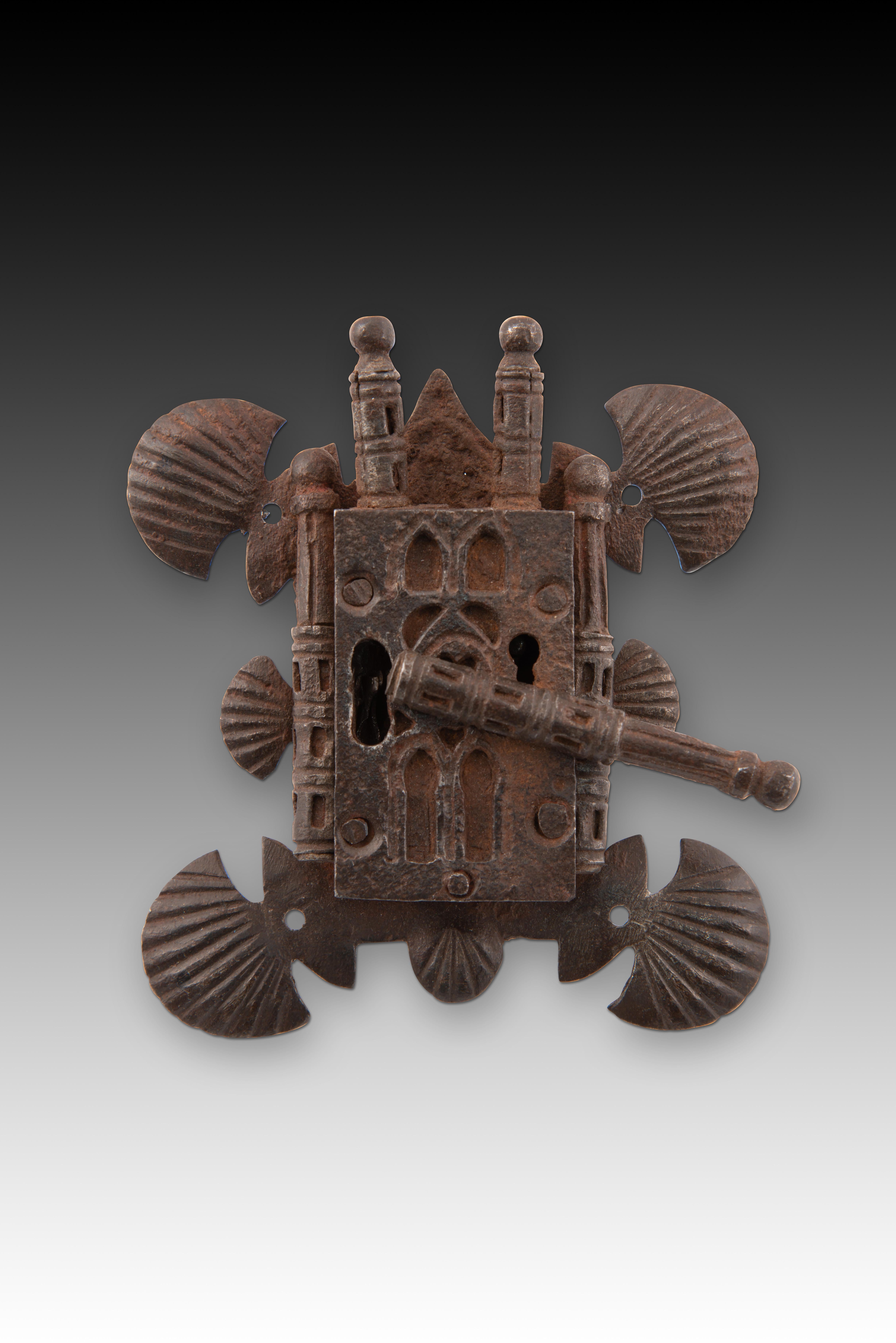  Neo-Gothic lock. Wrought iron. Spanish school, 19th century. 
Incomplete. 
Wrought iron lock decorated with arched shapes and architectural elements inspired by Gothic architecture (rose window, pointed arches, etc.). This type of work was common