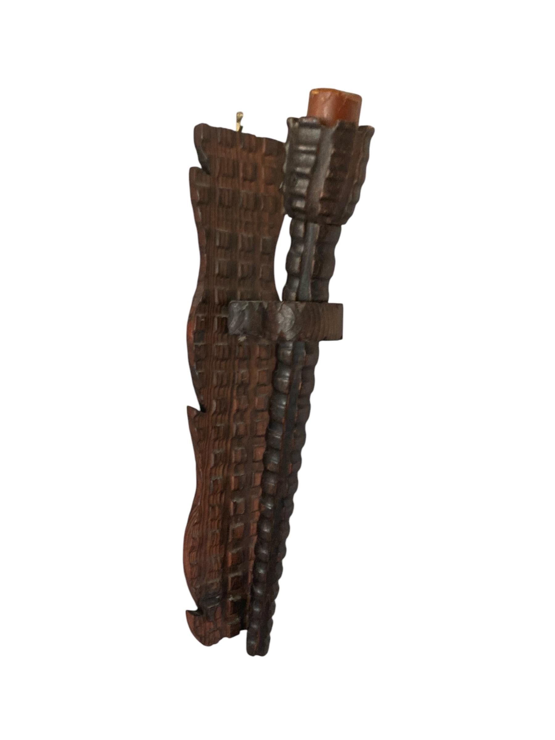 italien Porte-bougies ou torchère murale en bois sculpté de style médiéval néo-gothique en vente