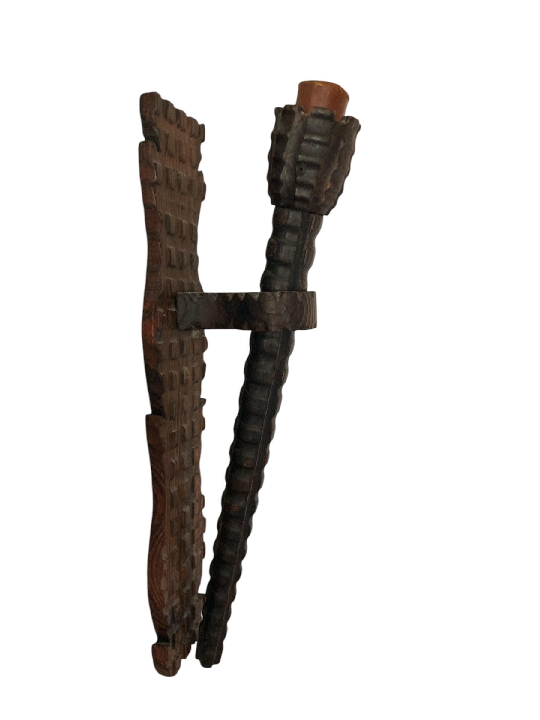 Sculpté Porte-bougies ou torchère murale en bois sculpté de style médiéval néo-gothique en vente