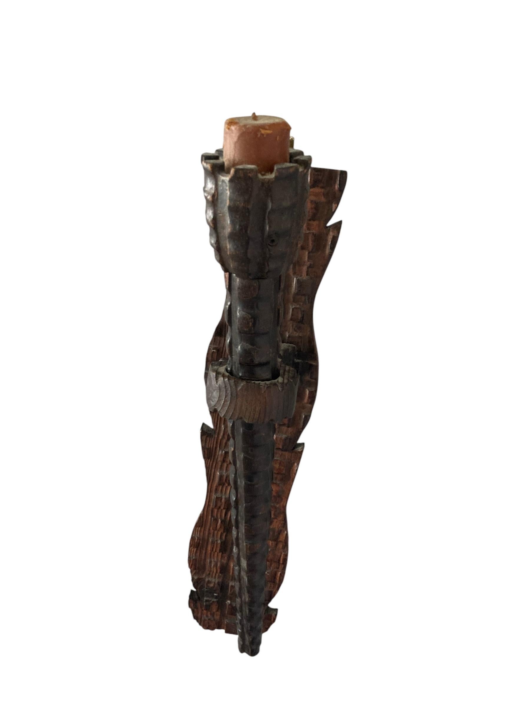 20ième siècle Porte-bougies ou torchère murale en bois sculpté de style médiéval néo-gothique en vente
