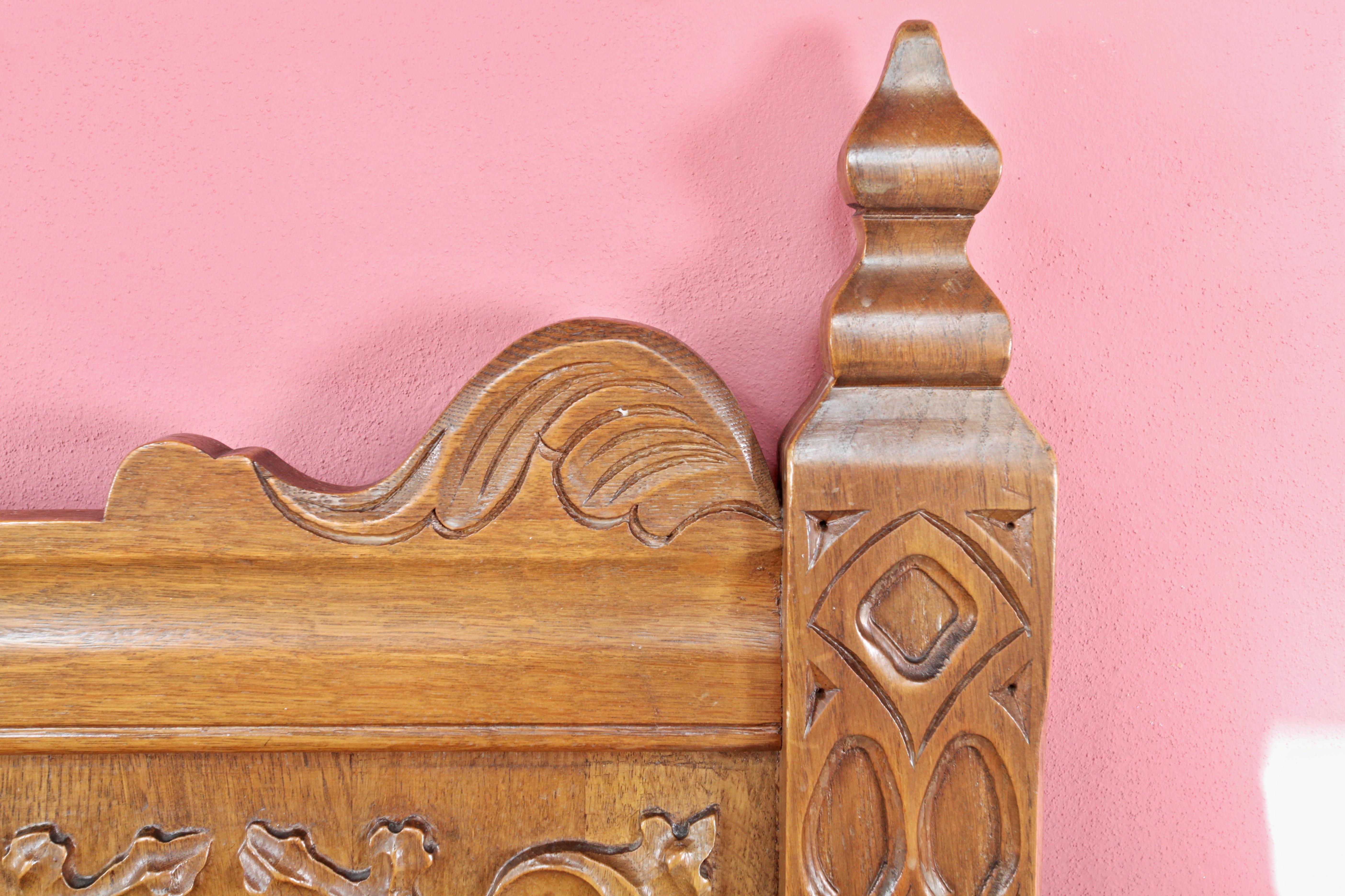 Neo-Gothic oak bench with storage space In Good Condition For Sale In STRAČOV, CZ