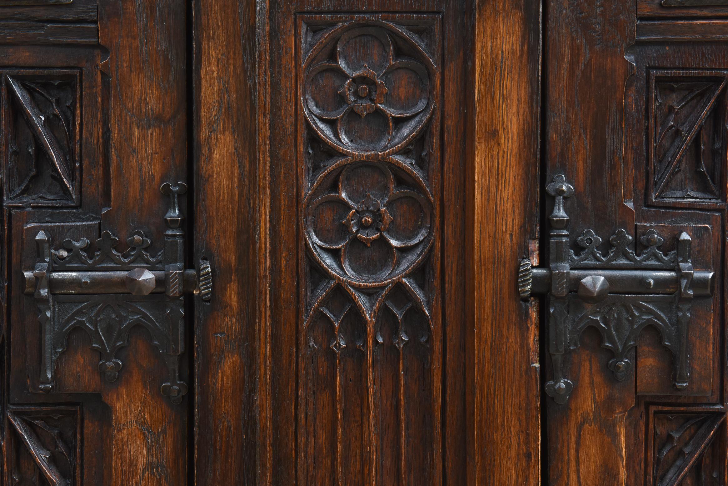 Neogotischer Eichenschrank mit reichen Schnitzereien und verstecktem Stauraum, Frankreich, CIRCA 1850 im Angebot 2