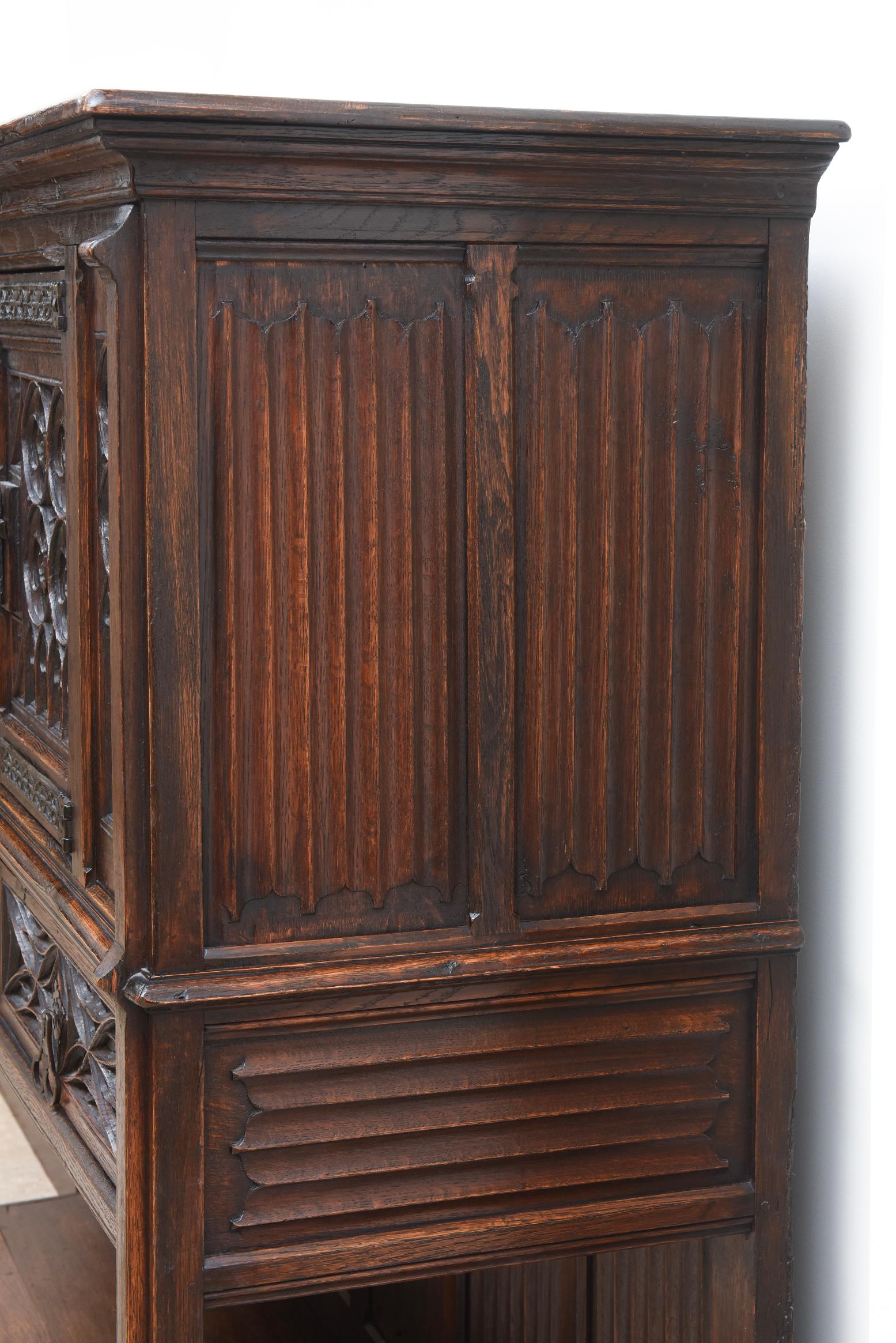 Neogotischer Eichenschrank mit reichen Schnitzereien und verstecktem Stauraum, Frankreich, CIRCA 1850 im Angebot 3