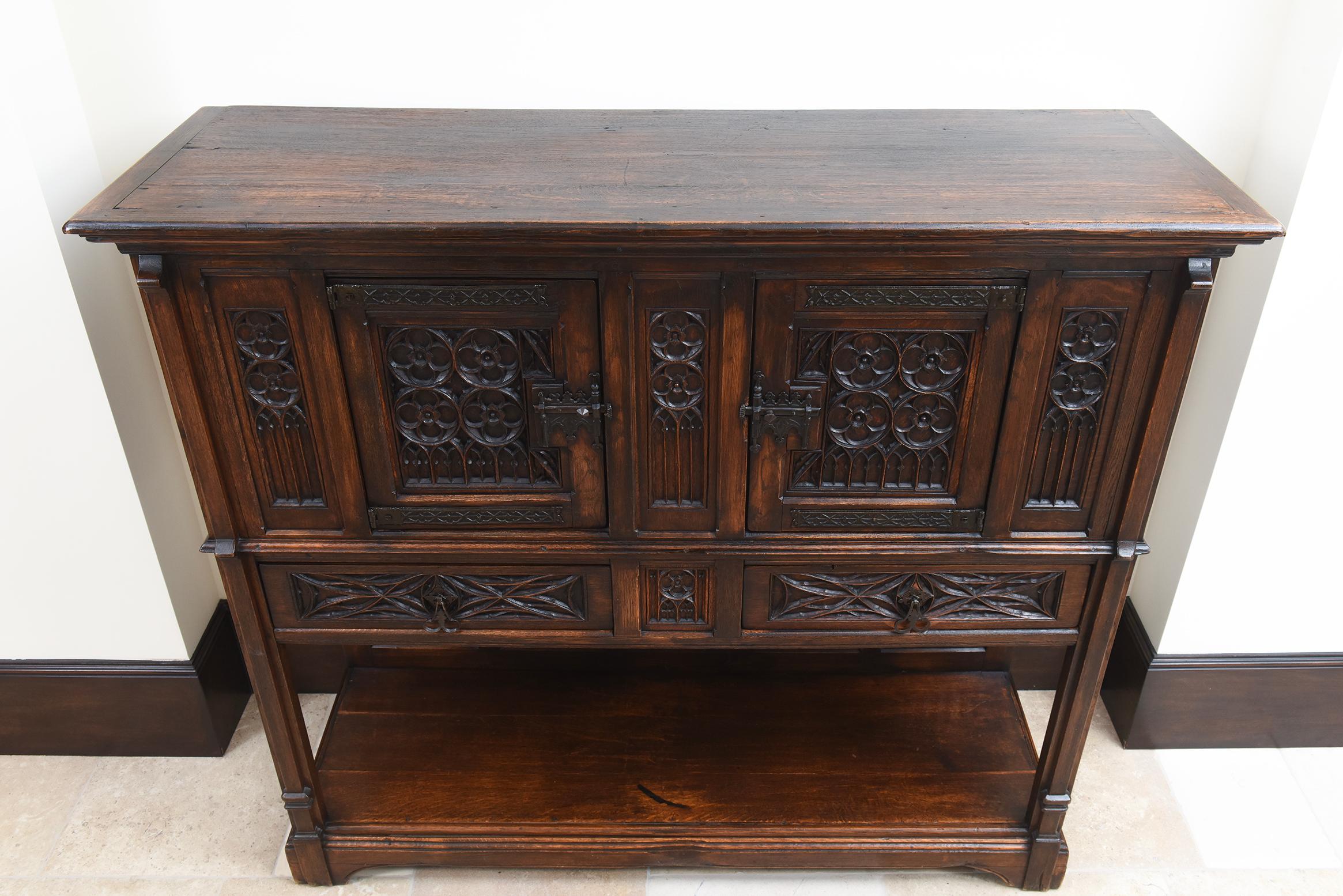 Neogotischer Eichenschrank mit reichen Schnitzereien und verstecktem Stauraum, Frankreich, CIRCA 1850 im Angebot 4