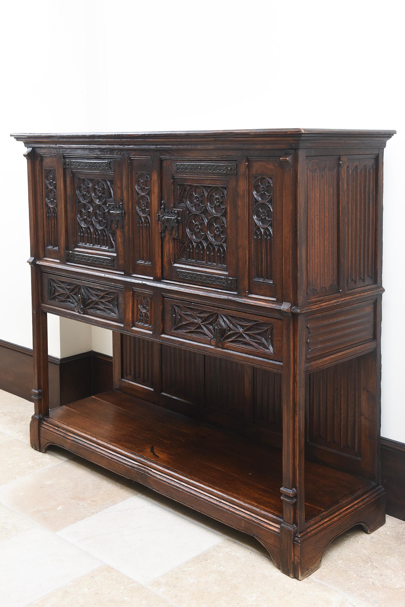 Neogotischer Eichenschrank mit reichen Schnitzereien und verstecktem Stauraum, Frankreich, CIRCA 1850 im Angebot 5