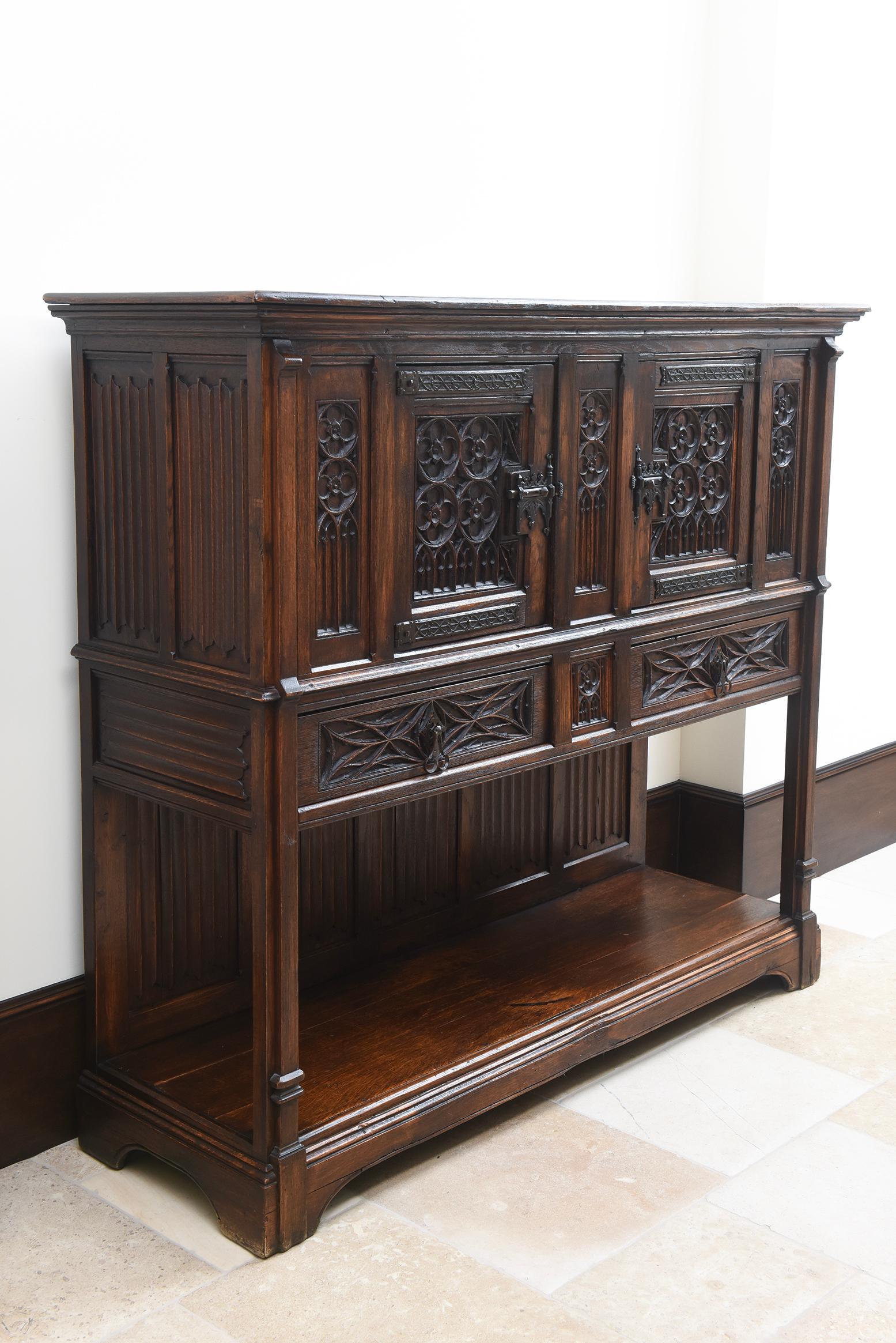 Dieser bemerkenswerte Schrank aus Eichenholz im neugotischen Stil, der um 1850 in Frankreich gefertigt wurde, zeichnet sich durch exquisite Details und versteckte Ablagemöglichkeiten aus. Der aus warmem, dunklem Eichenholz gefertigte Schrank verfügt