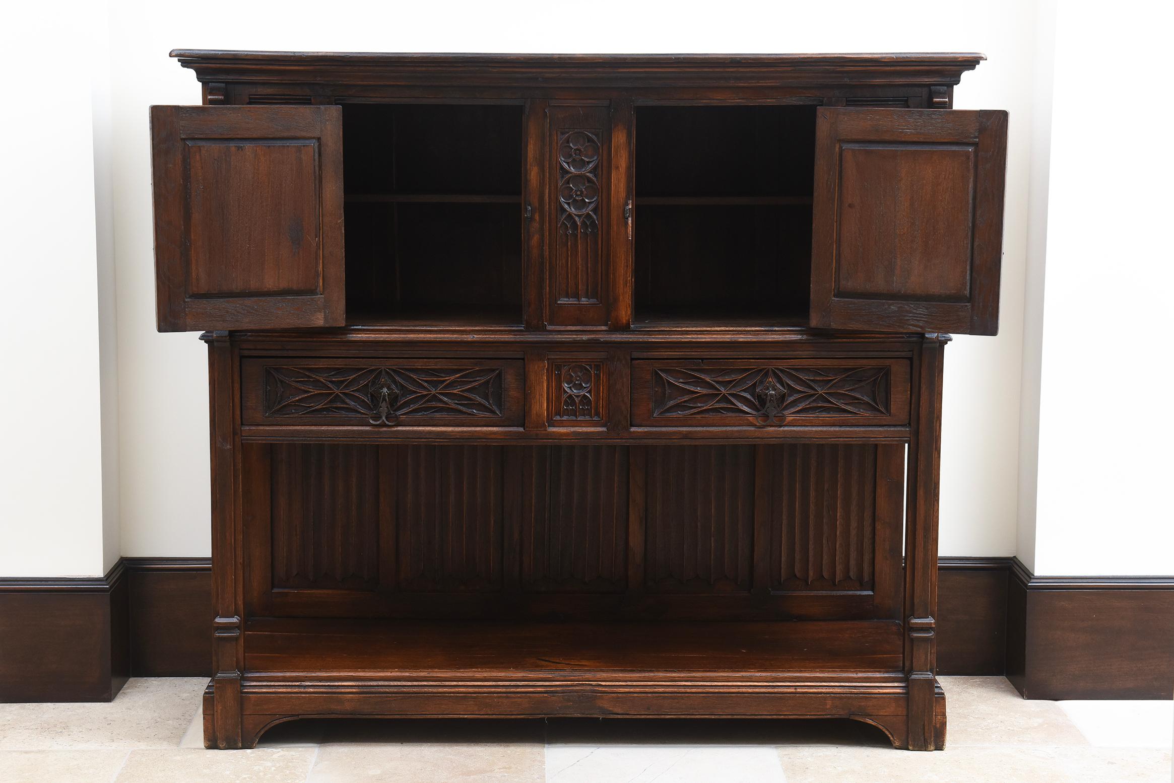 Neogotischer Eichenschrank mit reichen Schnitzereien und verstecktem Stauraum, Frankreich, CIRCA 1850 (Neugotik) im Angebot