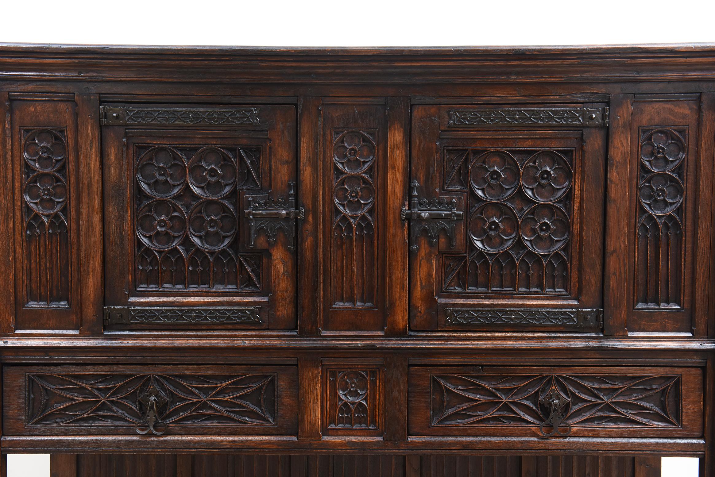 Neogotischer Eichenschrank mit reichen Schnitzereien und verstecktem Stauraum, Frankreich, CIRCA 1850 (Französisch) im Angebot