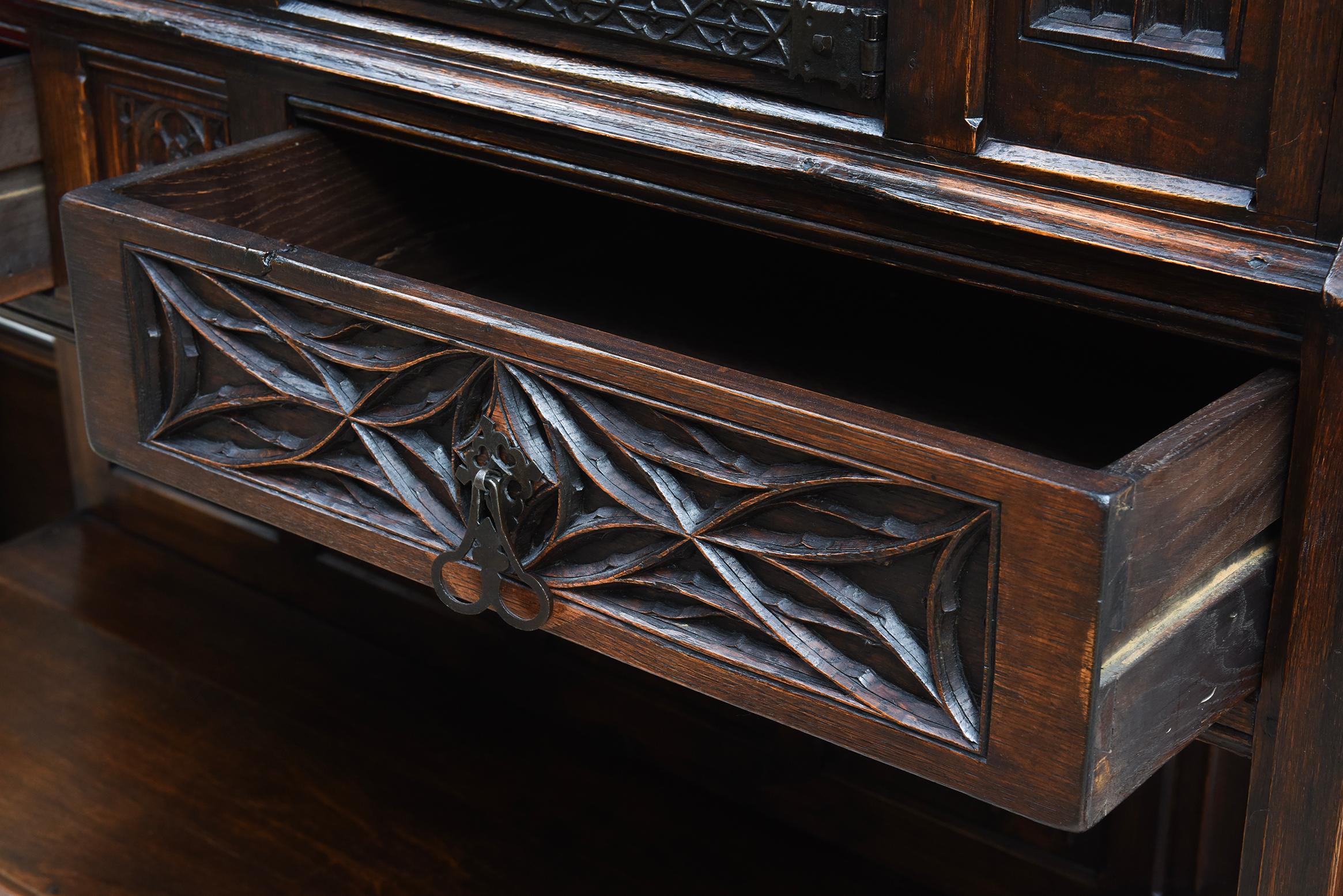 Neogotischer Eichenschrank mit reichen Schnitzereien und verstecktem Stauraum, Frankreich, CIRCA 1850 im Zustand „Gut“ im Angebot in North Miami, FL