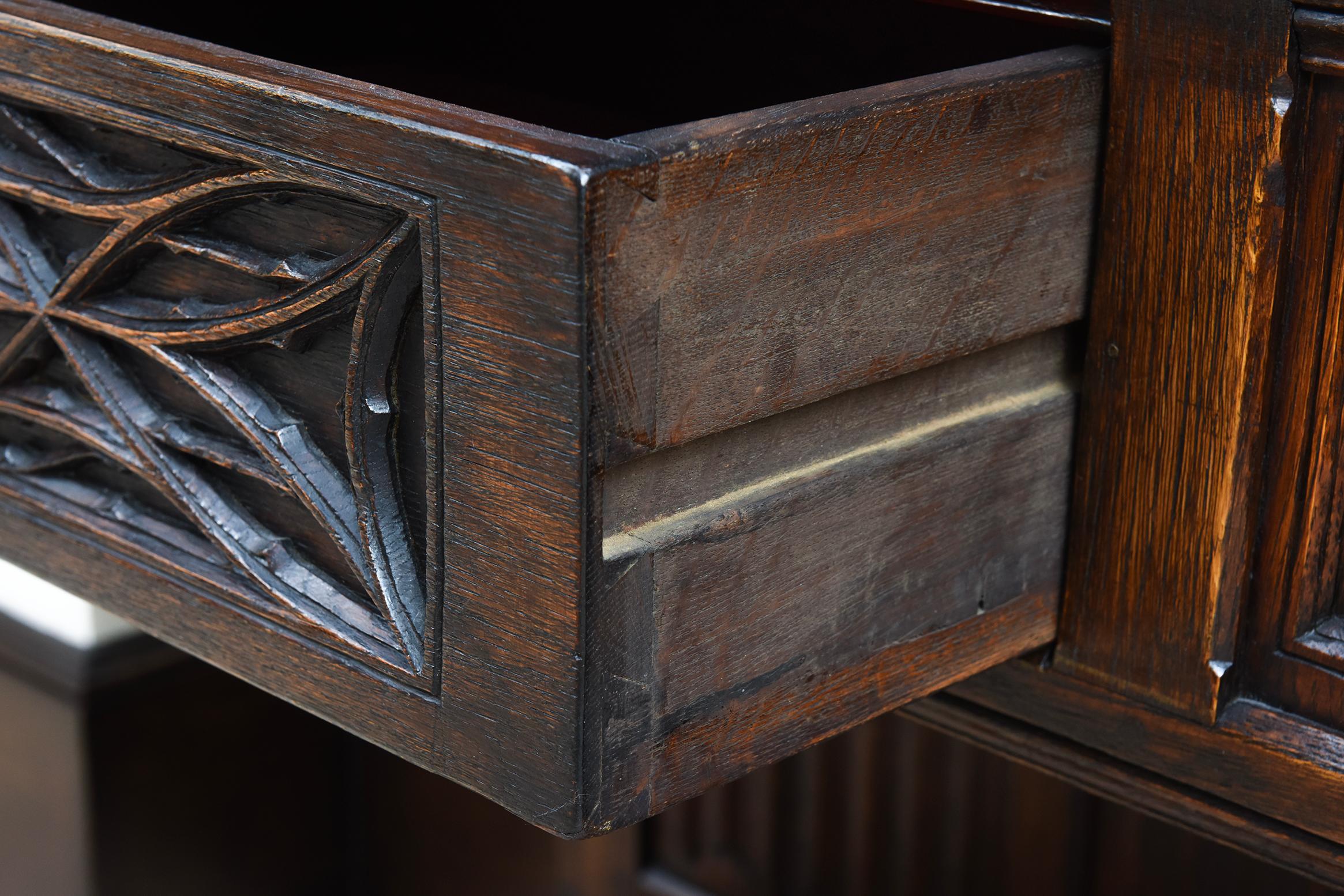 Neogotischer Eichenschrank mit reichen Schnitzereien und verstecktem Stauraum, Frankreich, CIRCA 1850 (19. Jahrhundert) im Angebot