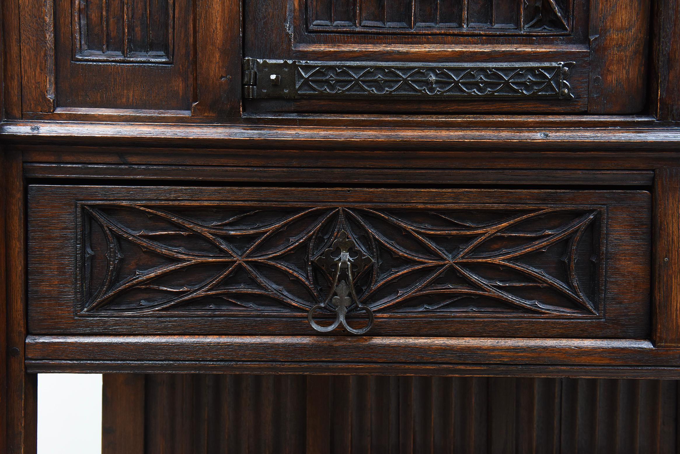 Neogotischer Eichenschrank mit reichen Schnitzereien und verstecktem Stauraum, Frankreich, CIRCA 1850 (Messing) im Angebot