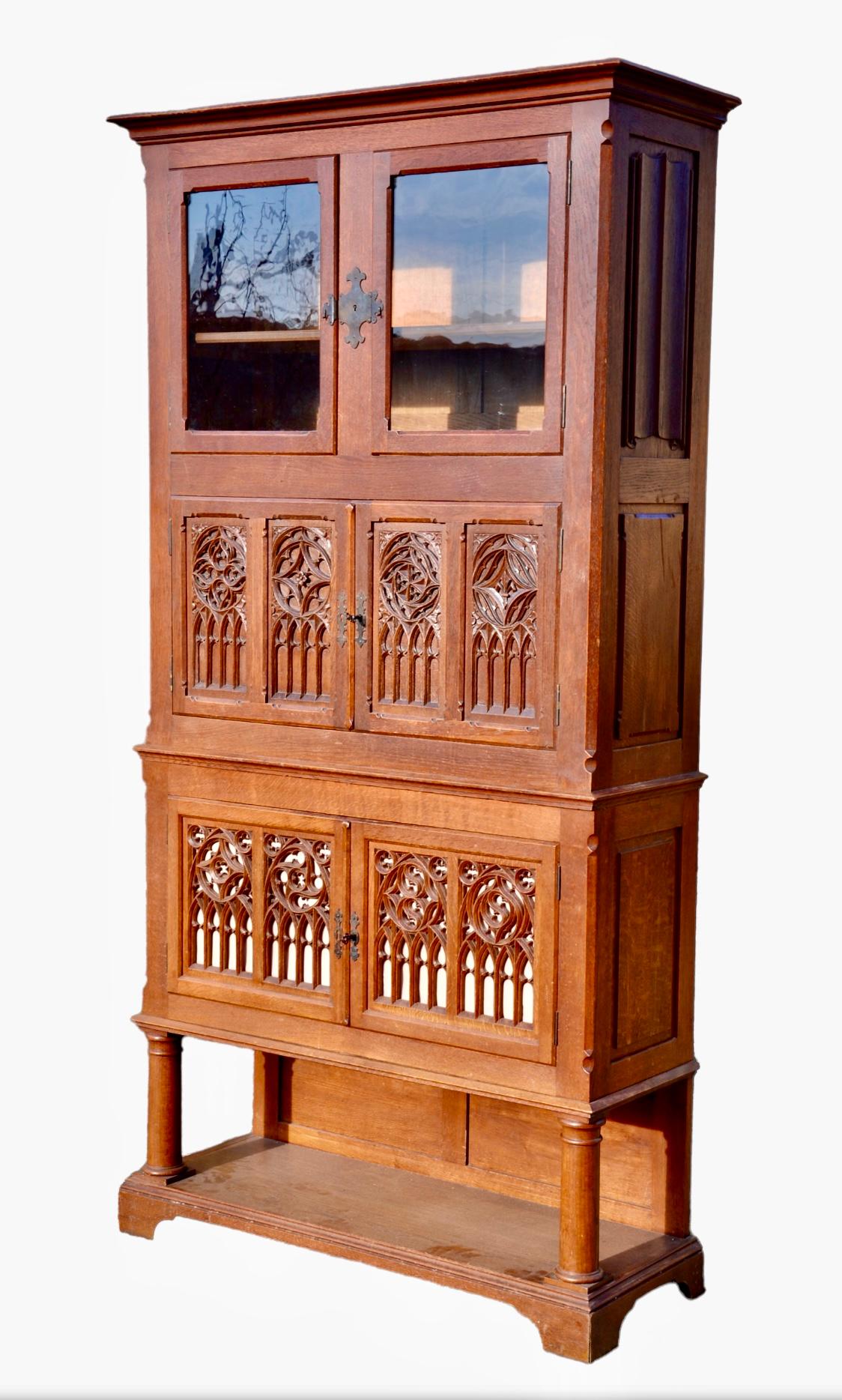 Carved oak Cabinet in Gothic style dating from the 19th century offering a certain amount of storage space. This piece of furniture has a display area at the top, then 2 cupboards with shelves in the center and finally, a niche at the bottom. This
