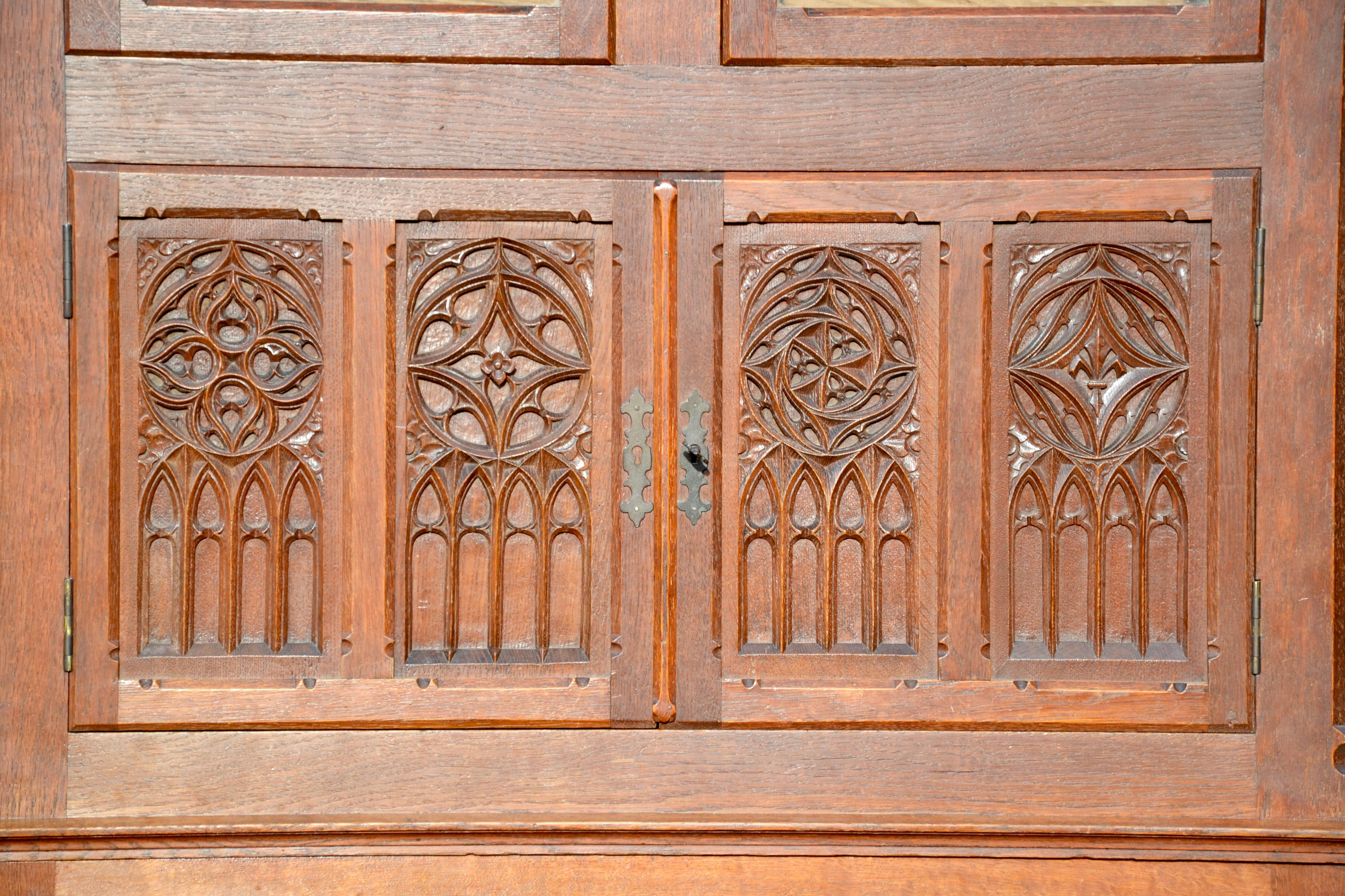 Neo-gothic Oak Cabinet , XIXth century In Good Condition For Sale In Beaune, FR