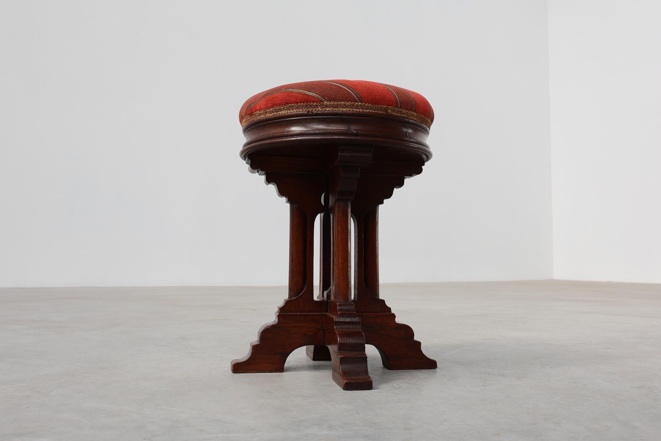 Sgabello neogotico in quercia con imbottitura in velluto rosso, Francia 1850 in vendita 2