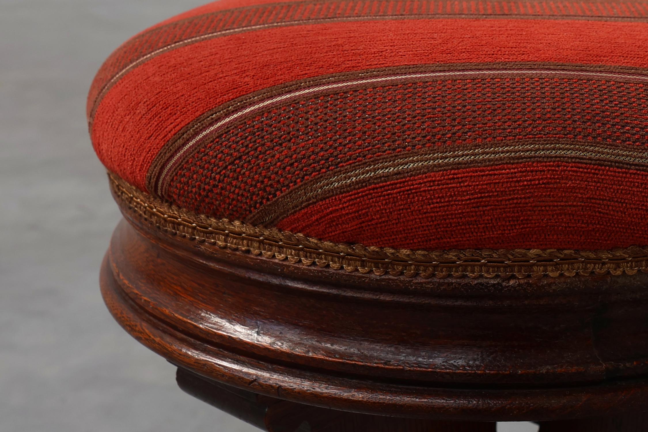 Sgabello neogotico in quercia con imbottitura in velluto rosso, Francia 1850 in vendita 3