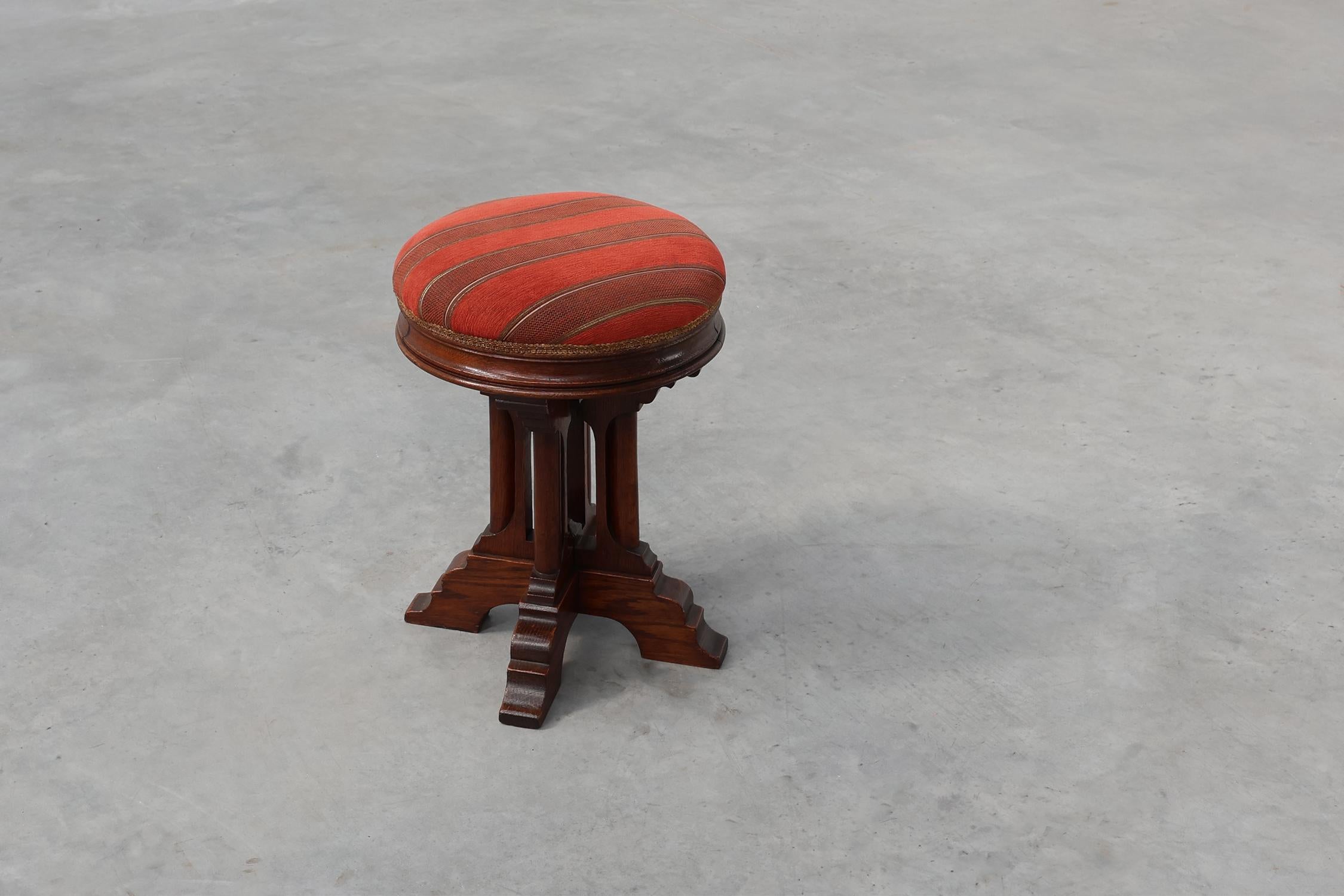 Neogotico Sgabello neogotico in quercia con imbottitura in velluto rosso, Francia 1850 in vendita