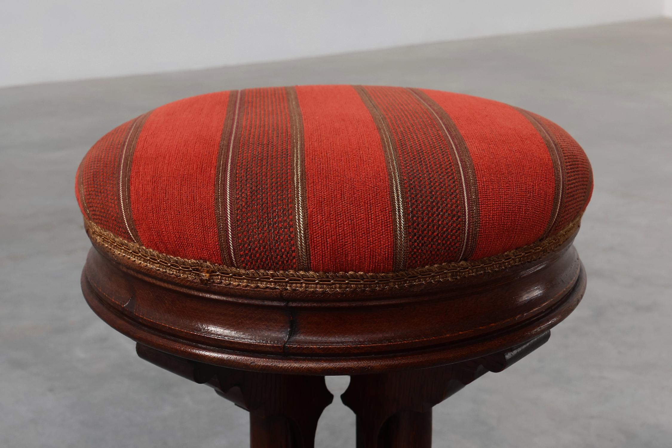 Francese Sgabello neogotico in quercia con imbottitura in velluto rosso, Francia 1850 in vendita