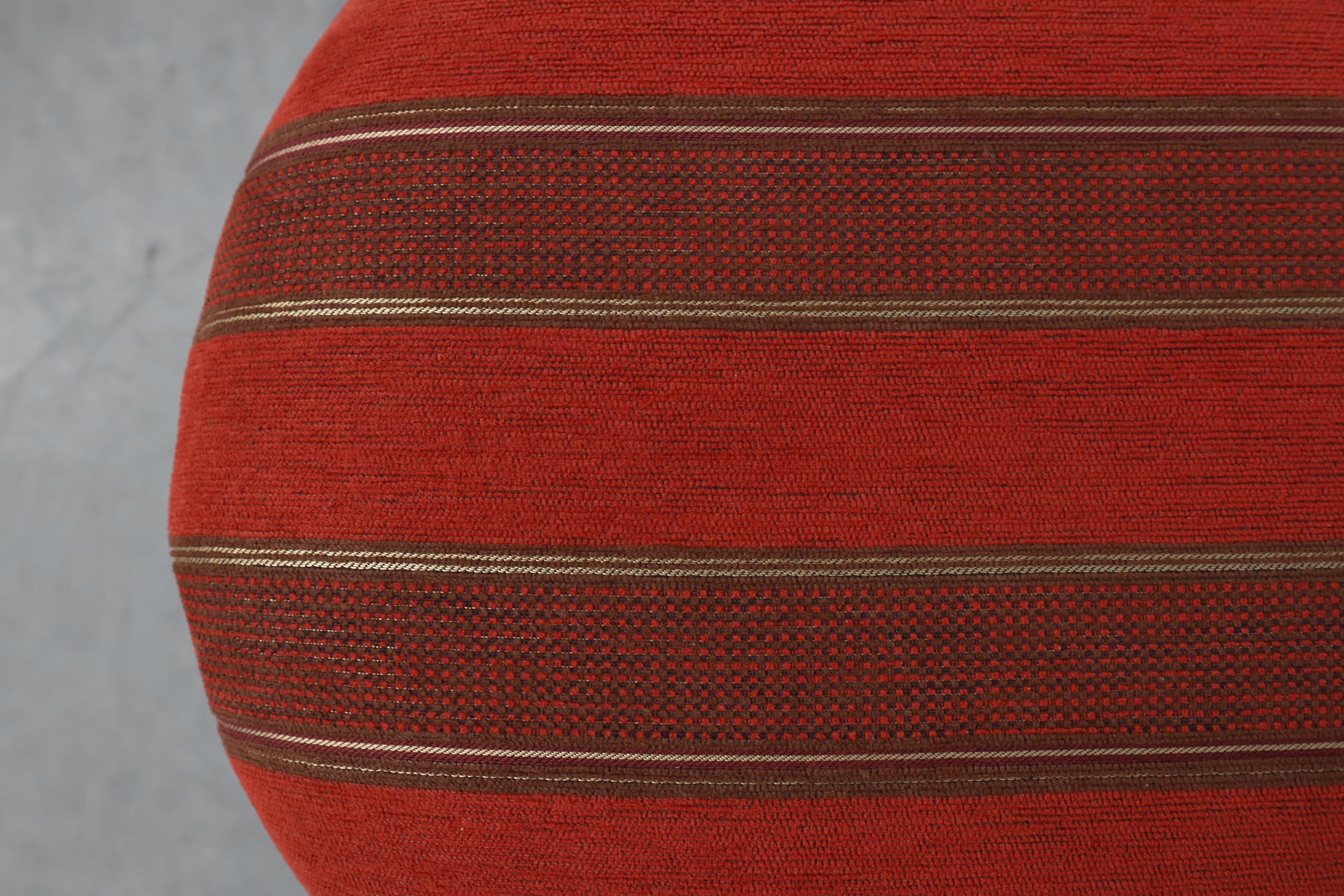 Sgabello neogotico in quercia con imbottitura in velluto rosso, Francia 1850 In condizioni buone in vendita a Meulebeke, BE