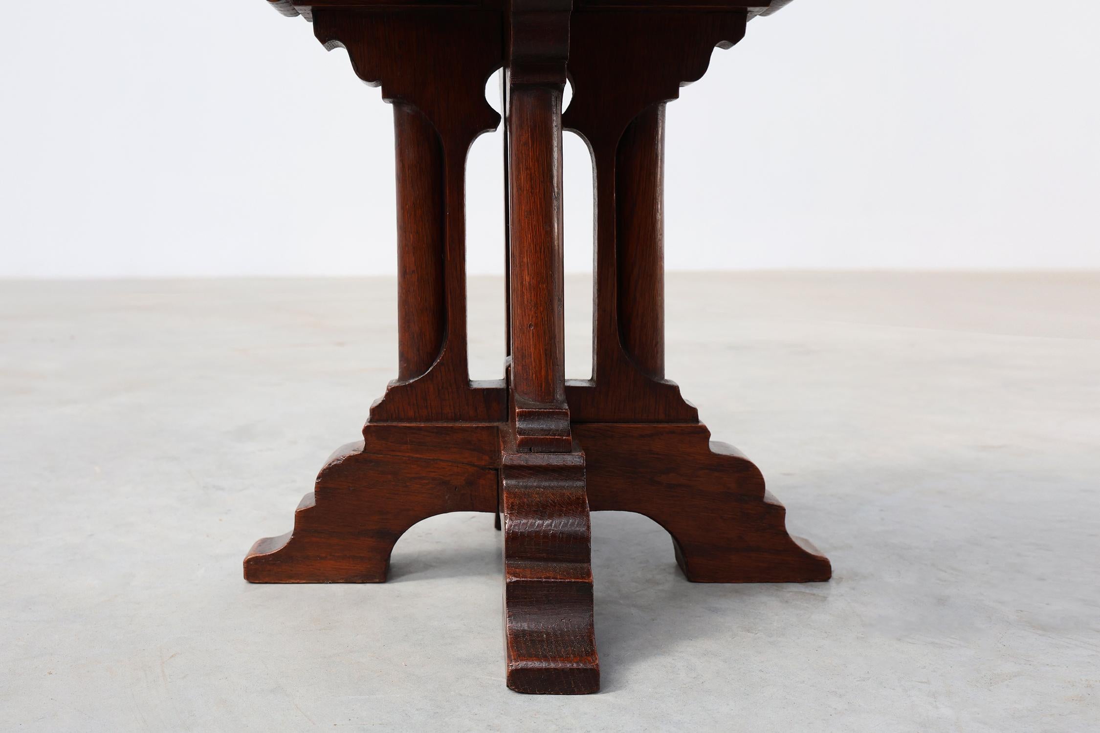 Sgabello neogotico in quercia con imbottitura in velluto rosso, Francia 1850 in vendita 1
