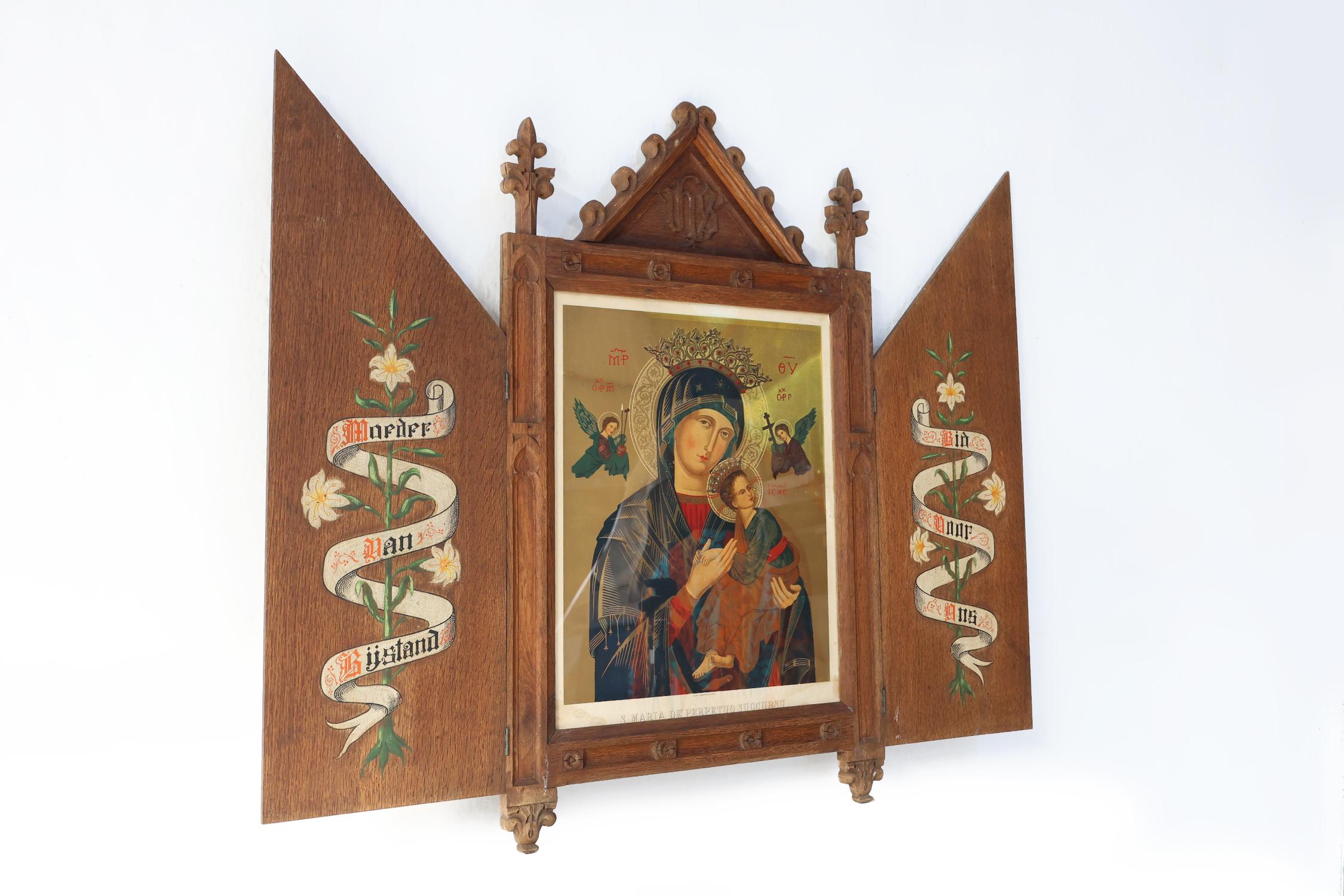 Triptyque religieux néo-gothique représentant Marie de l'aide perpétuelle en vente 3