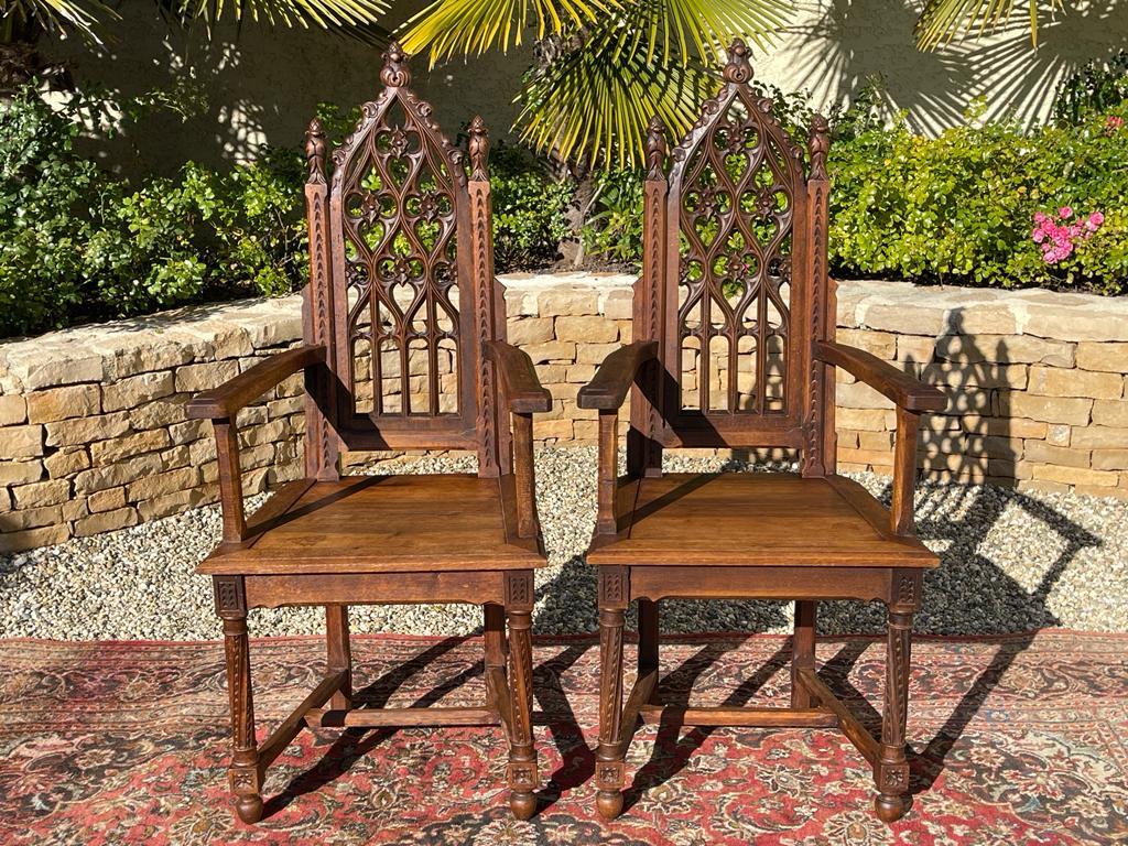 Set neogotico, 2 poltrone e 4 sedie intagliate, XIX secolo 4