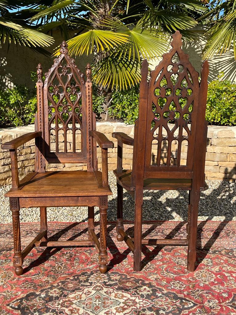 Set neogotico, 2 poltrone e 4 sedie intagliate, XIX secolo 7