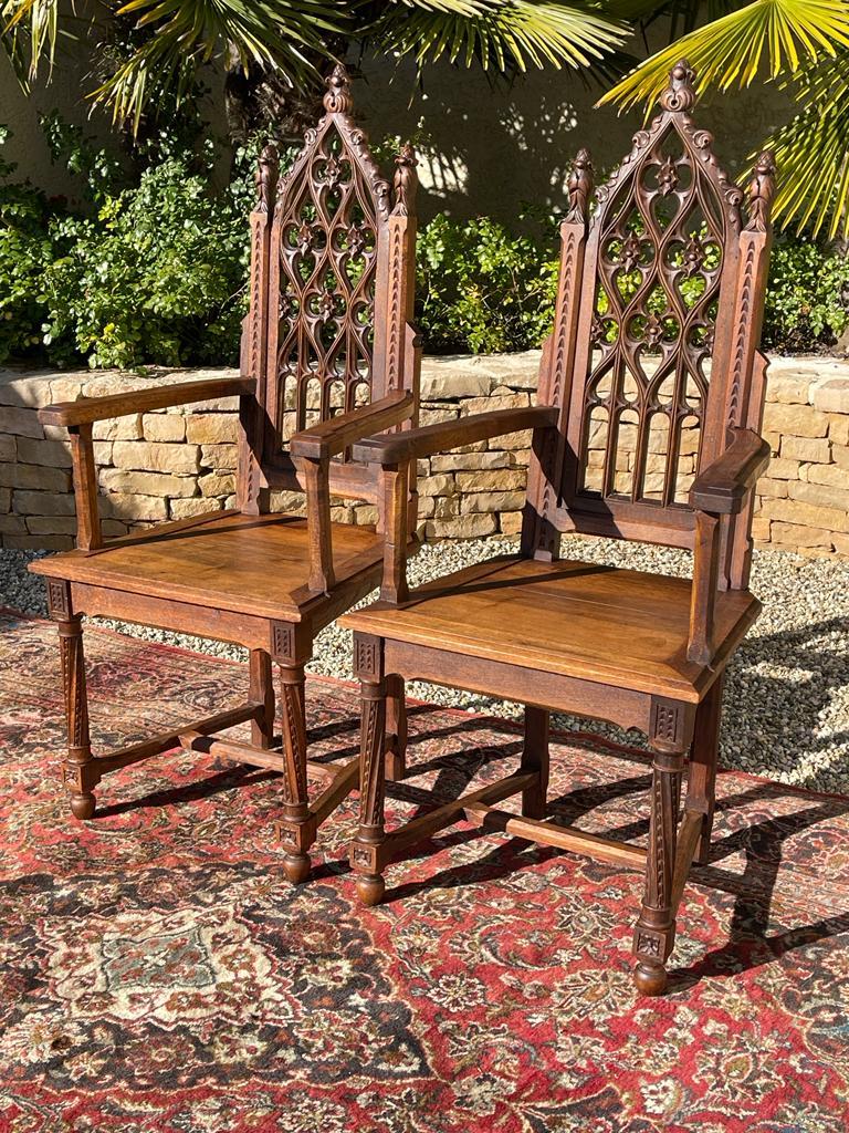Set neogotico, 2 poltrone e 4 sedie intagliate, XIX secolo 8