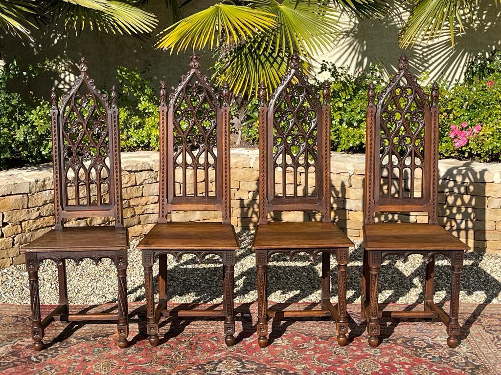 Set neogotico, 2 poltrone e 4 sedie intagliate, XIX secolo 9