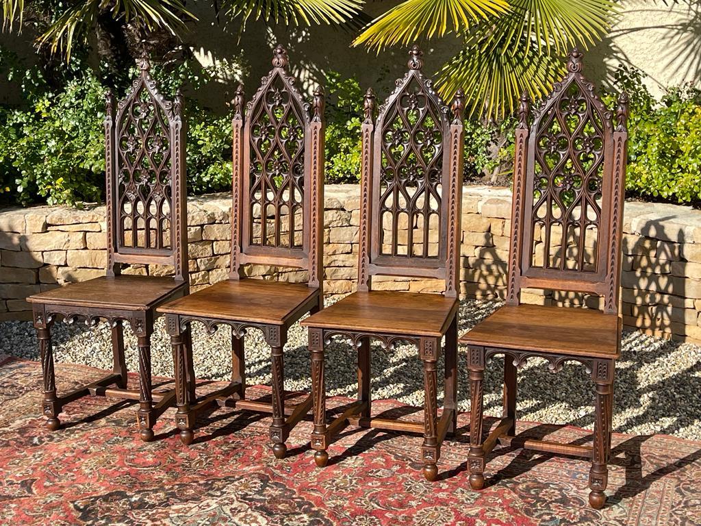 Bellissimo set neogotico in noce intagliato e traforato composto da una suite di 4 sedie e 2 poltrone. Tutto è in buone condizioni.
Dimensioni
Sedia - Totale H 1m21 x P 40,5 cm x L 43 cm x H. H.
Poltrona - D 45cm x L 54cm x Seduta H 46,5cm x