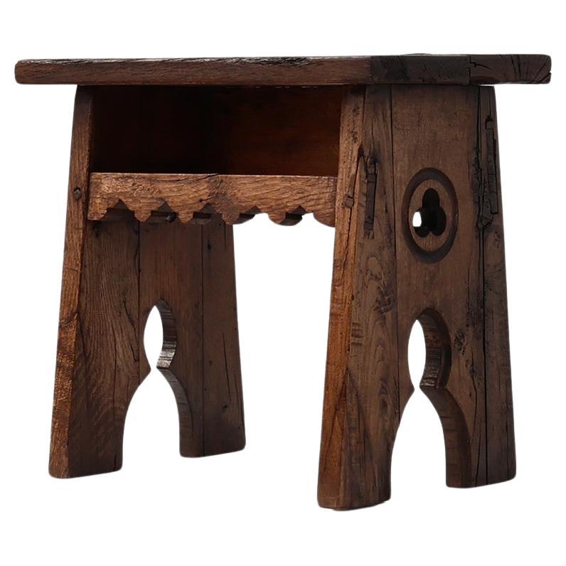 Tabouret rectangulaire sculpté néo-gothique en chêne massif, France ca. 1900
