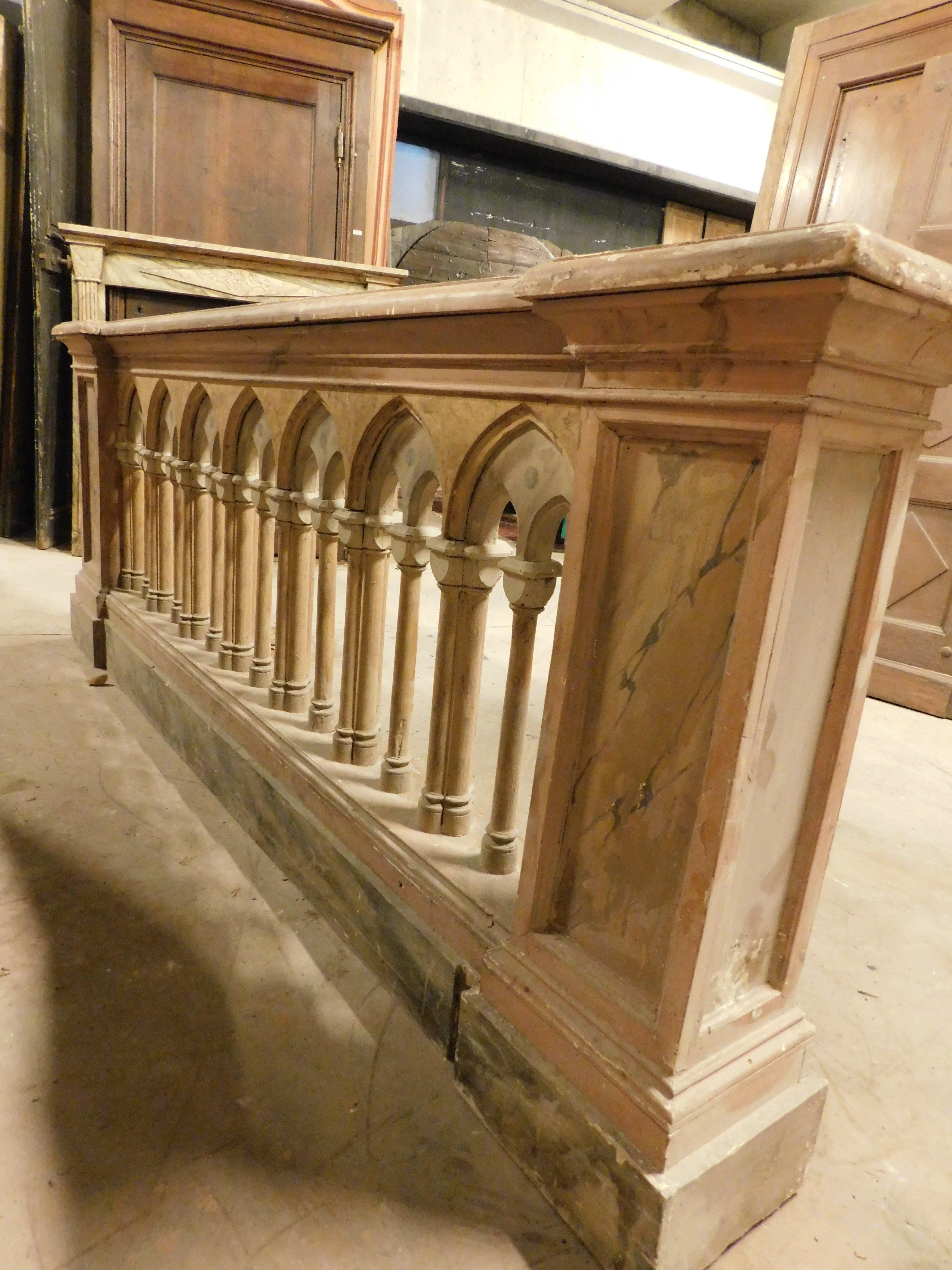 Balustrade im neugotischen Stil aus lackiertem Holz mit Marmorimitation, Italien im Angebot 3