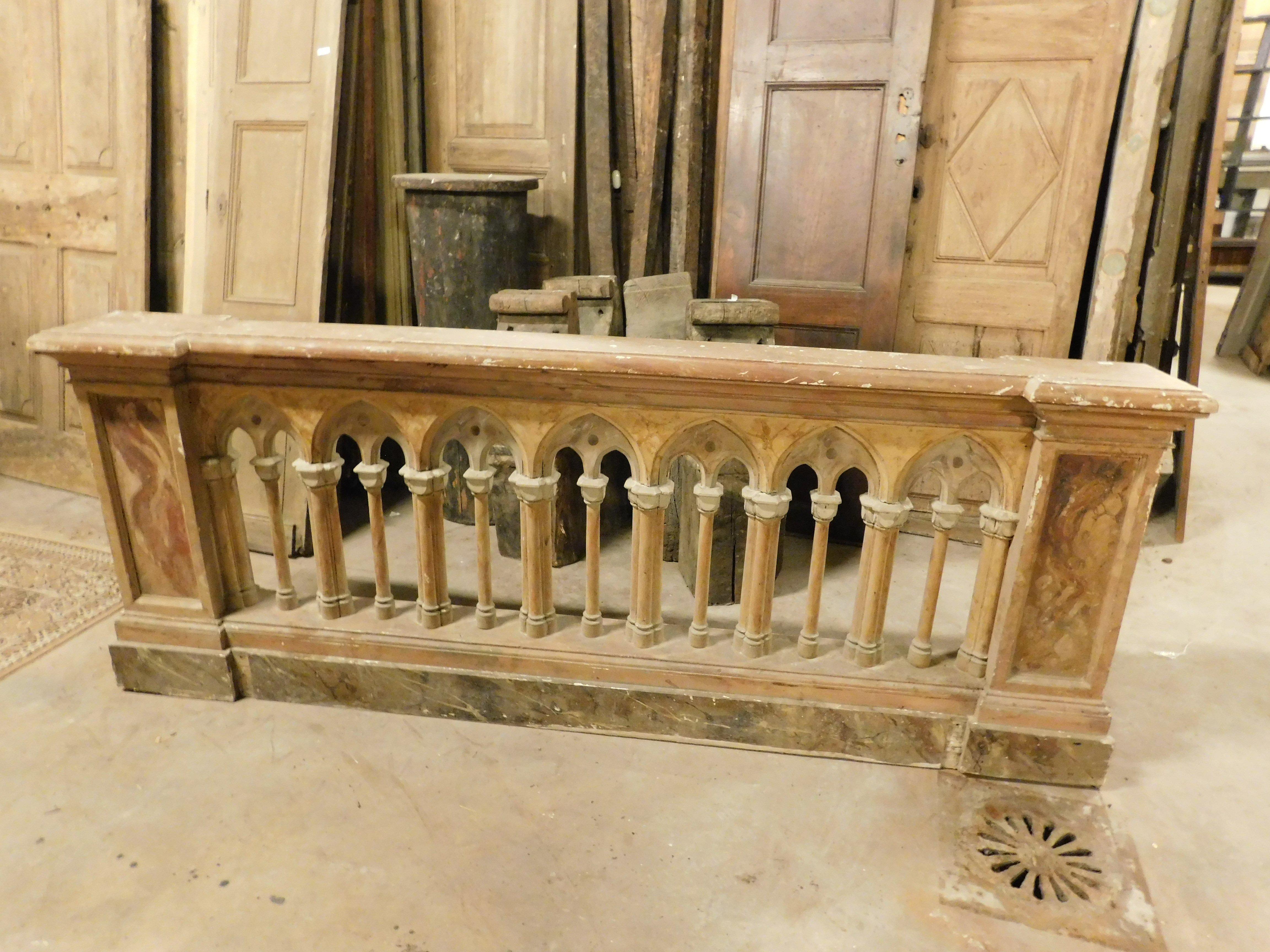 Antike Vintage-Balustrade im neugotischen Stil, aus lackiertem Holz mit Marmorimitationseffekt, mit Säulen und Bögen geschnitzt. Einzigartiges und seltenes Stück, patiniert mit Zeichen der Zeit, die es noch faszinierender machen, original aus dem