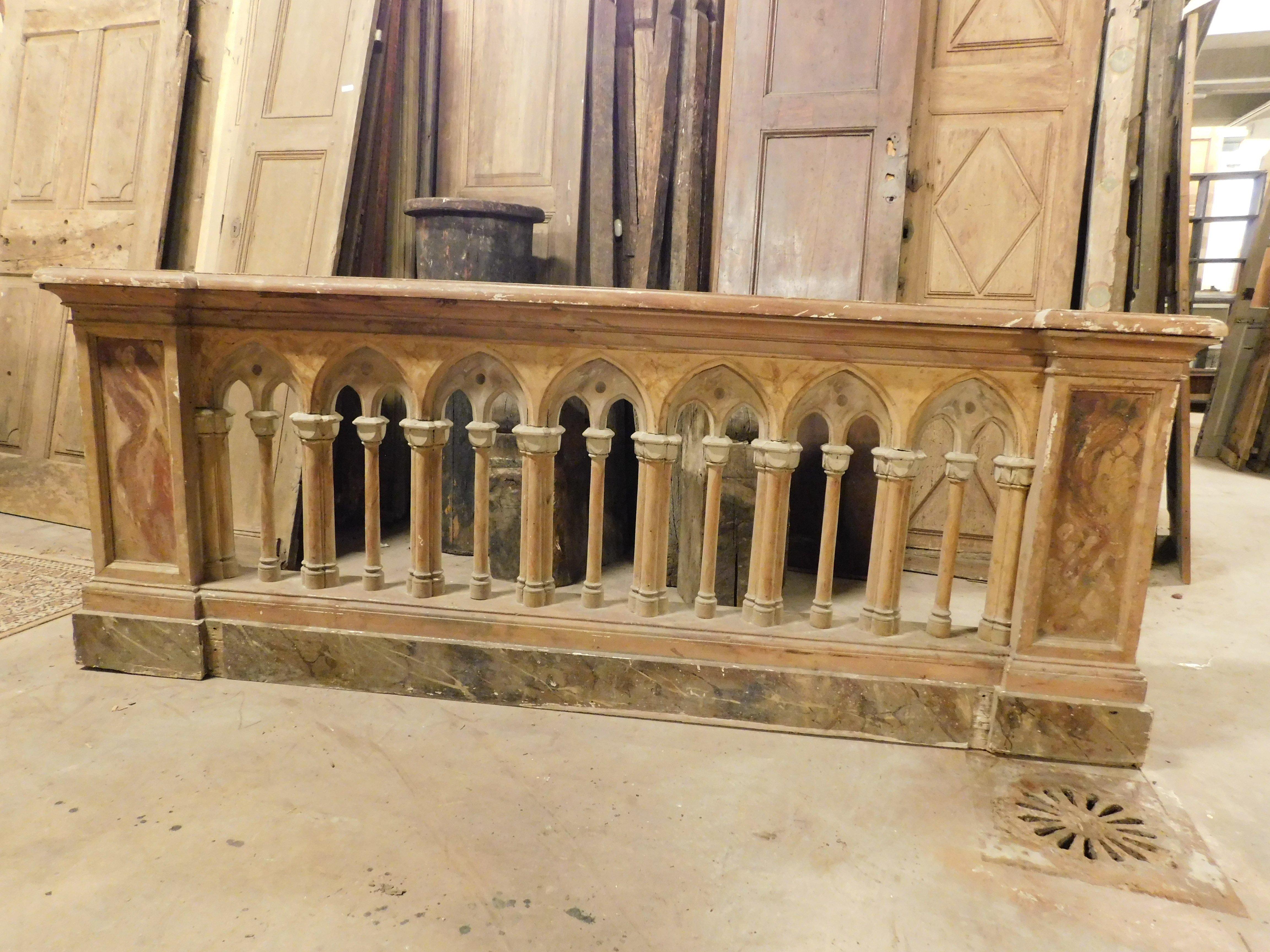 Balustrade im neugotischen Stil aus lackiertem Holz mit Marmorimitation, Italien (Italienisch) im Angebot