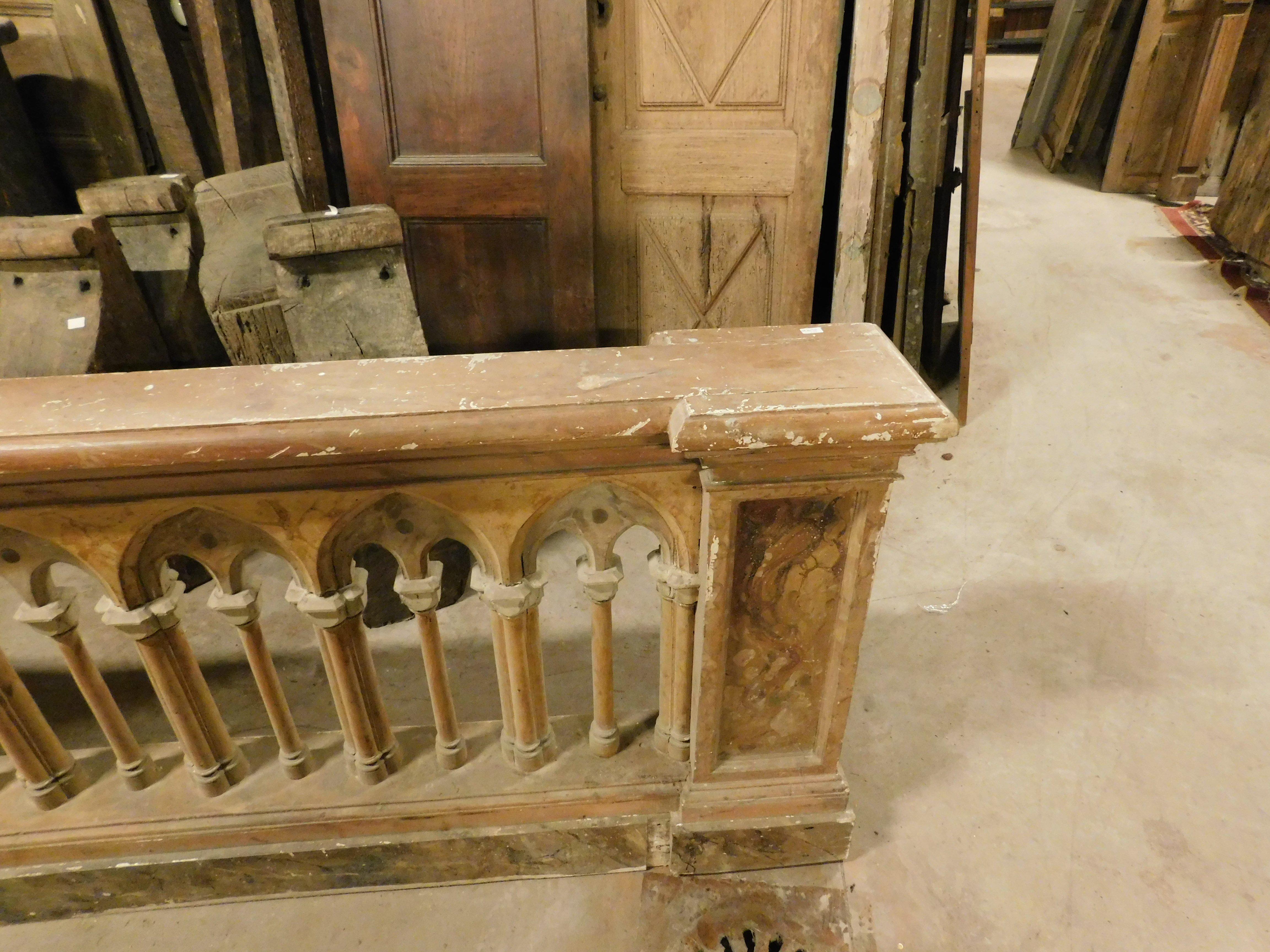 Balustrade im neugotischen Stil aus lackiertem Holz mit Marmorimitation, Italien (Handbemalt) im Angebot