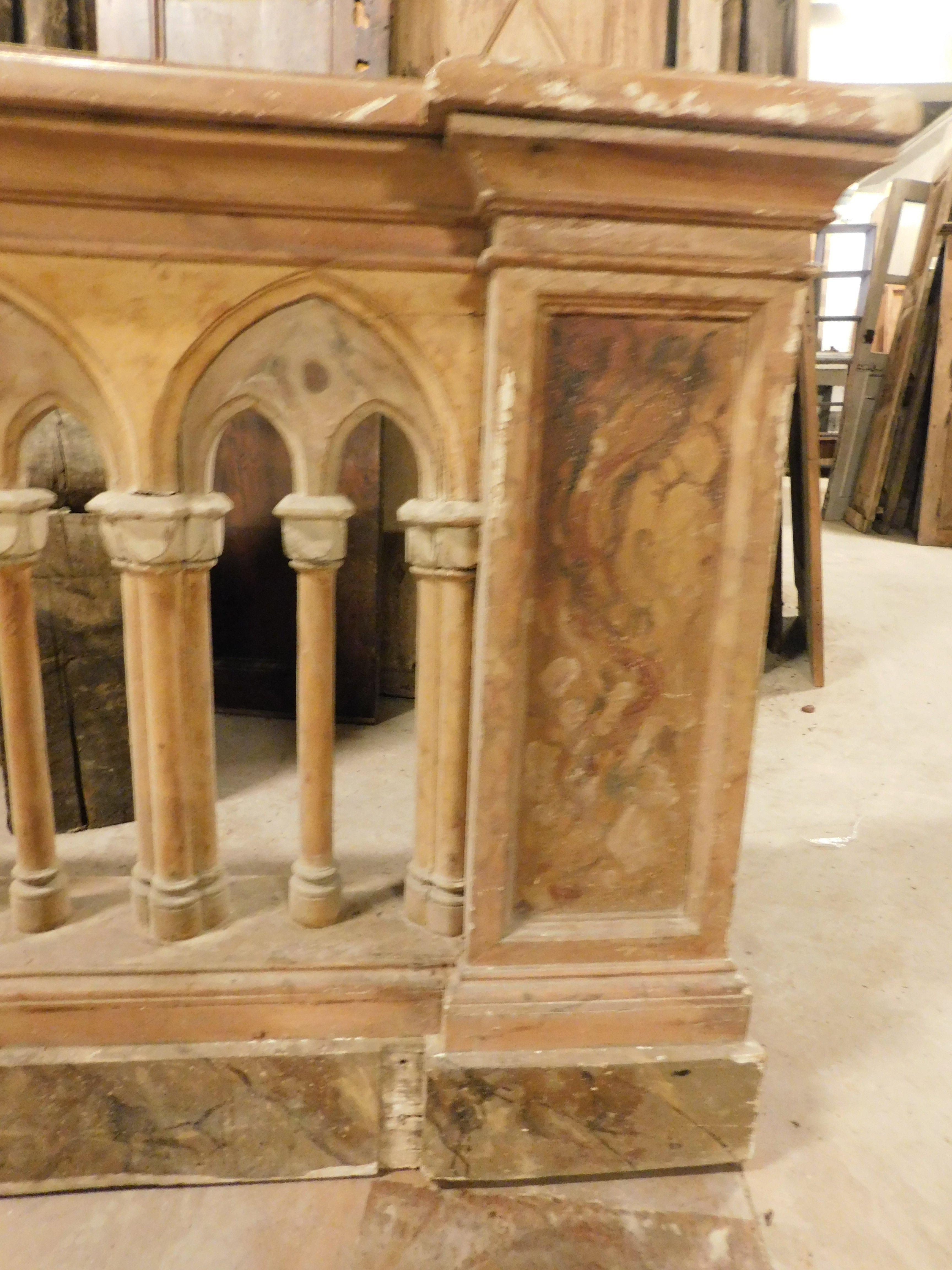 Balustrade im neugotischen Stil aus lackiertem Holz mit Marmorimitation, Italien im Zustand „Gut“ im Angebot in Cuneo, Italy (CN)