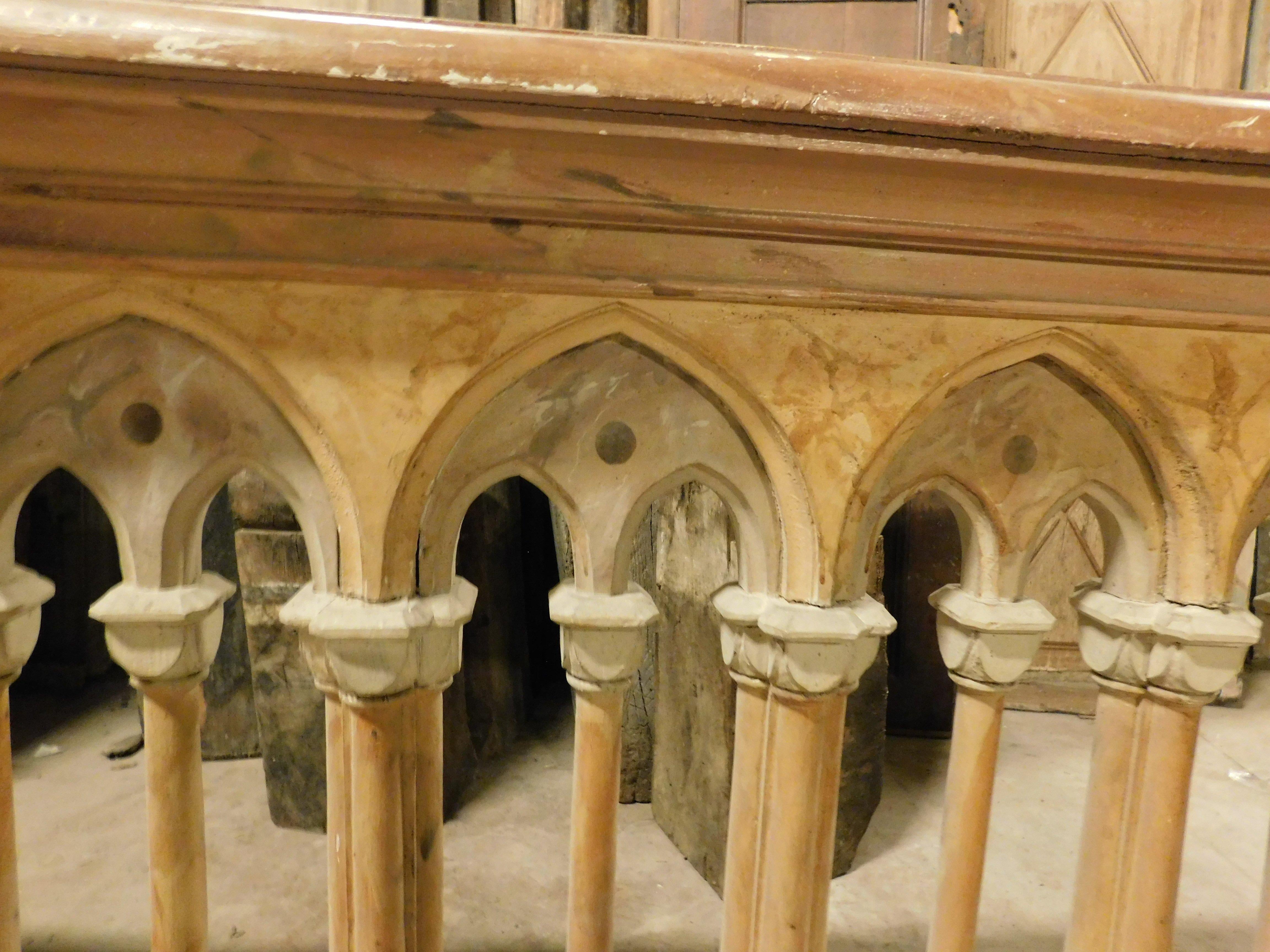 Balustrade im neugotischen Stil aus lackiertem Holz mit Marmorimitation, Italien (19. Jahrhundert) im Angebot