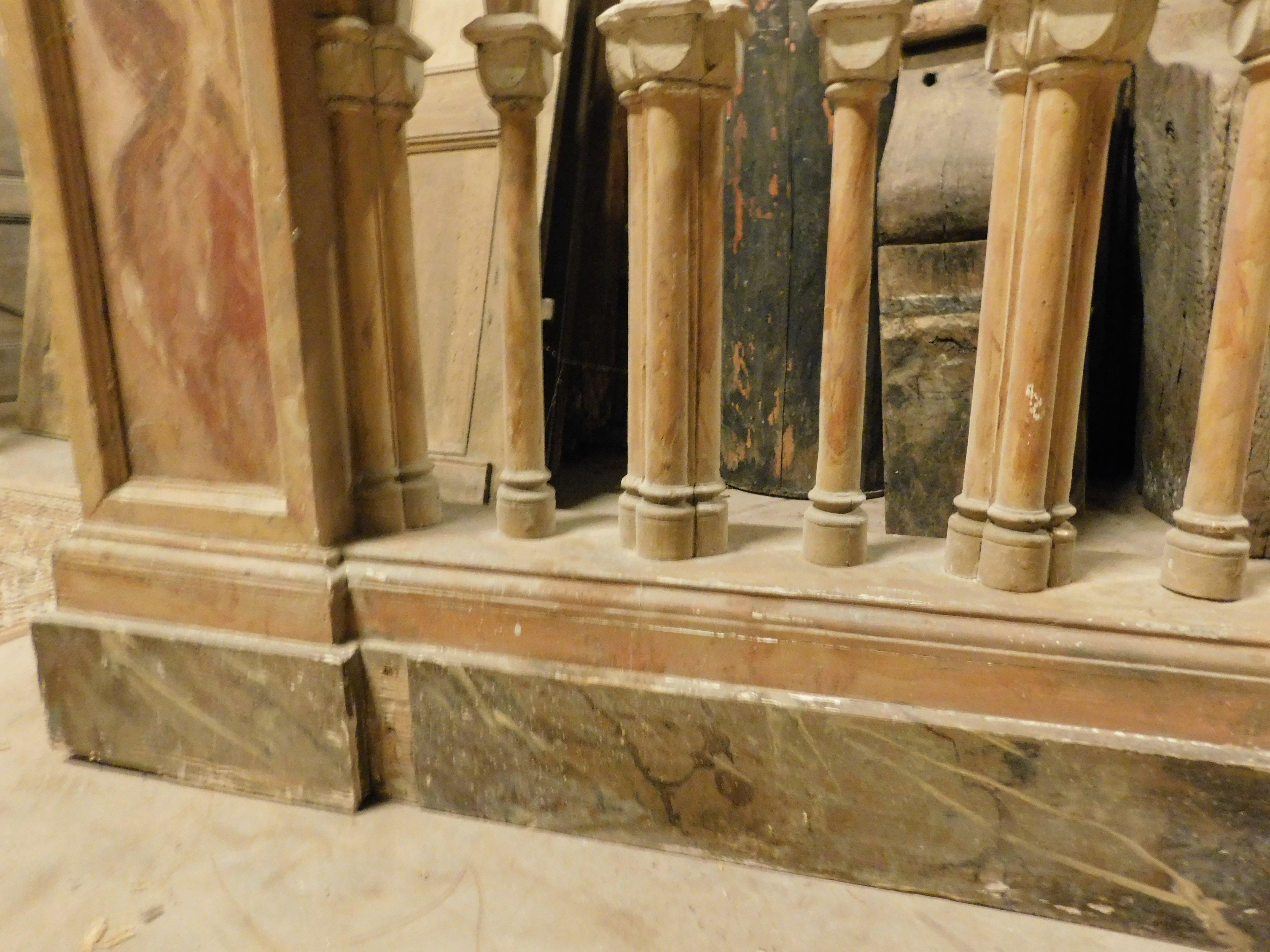 Balustrade im neugotischen Stil aus lackiertem Holz mit Marmorimitation, Italien (Pappelholz) im Angebot