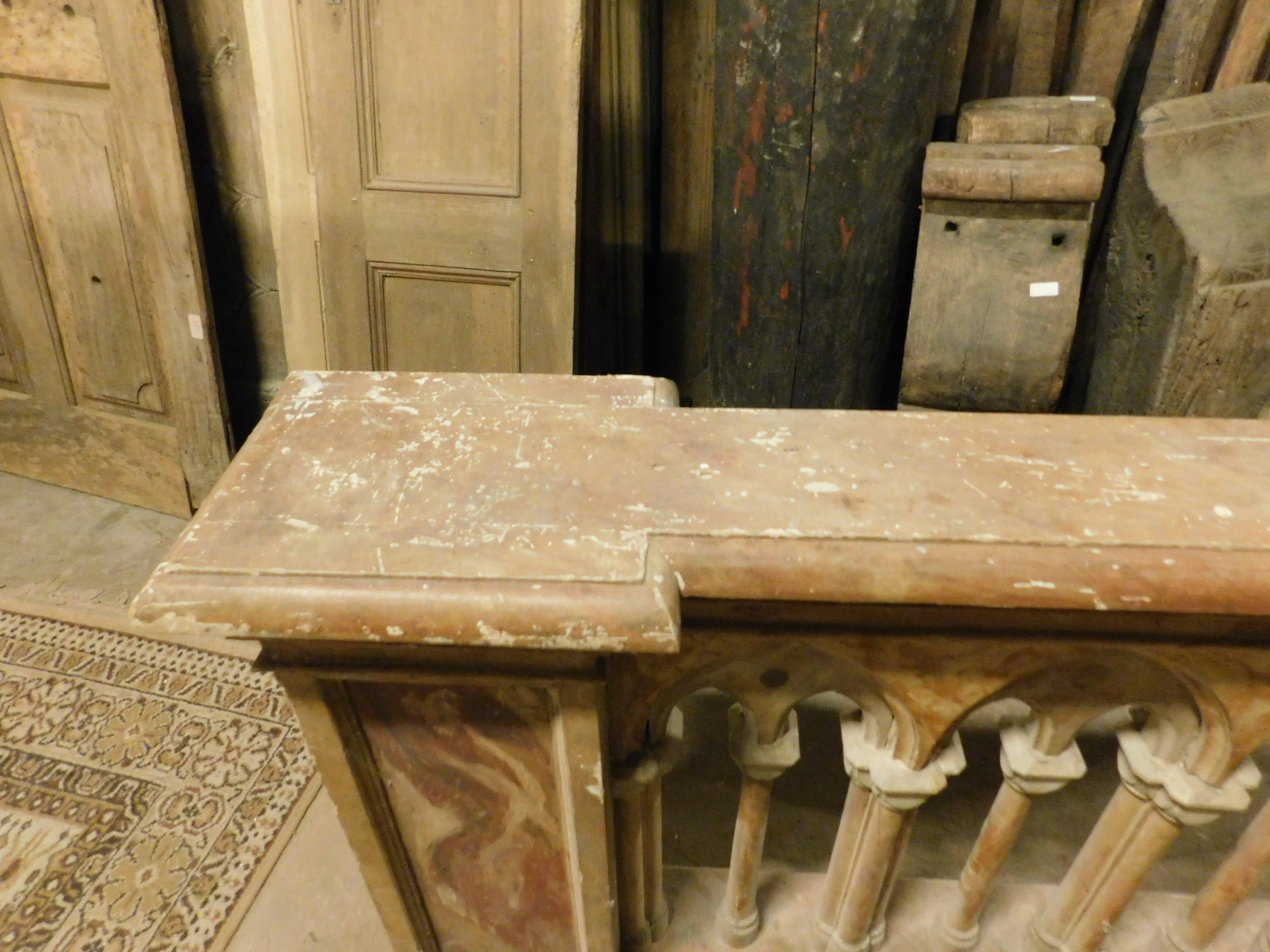 Balustrade im neugotischen Stil aus lackiertem Holz mit Marmorimitation, Italien im Angebot 1