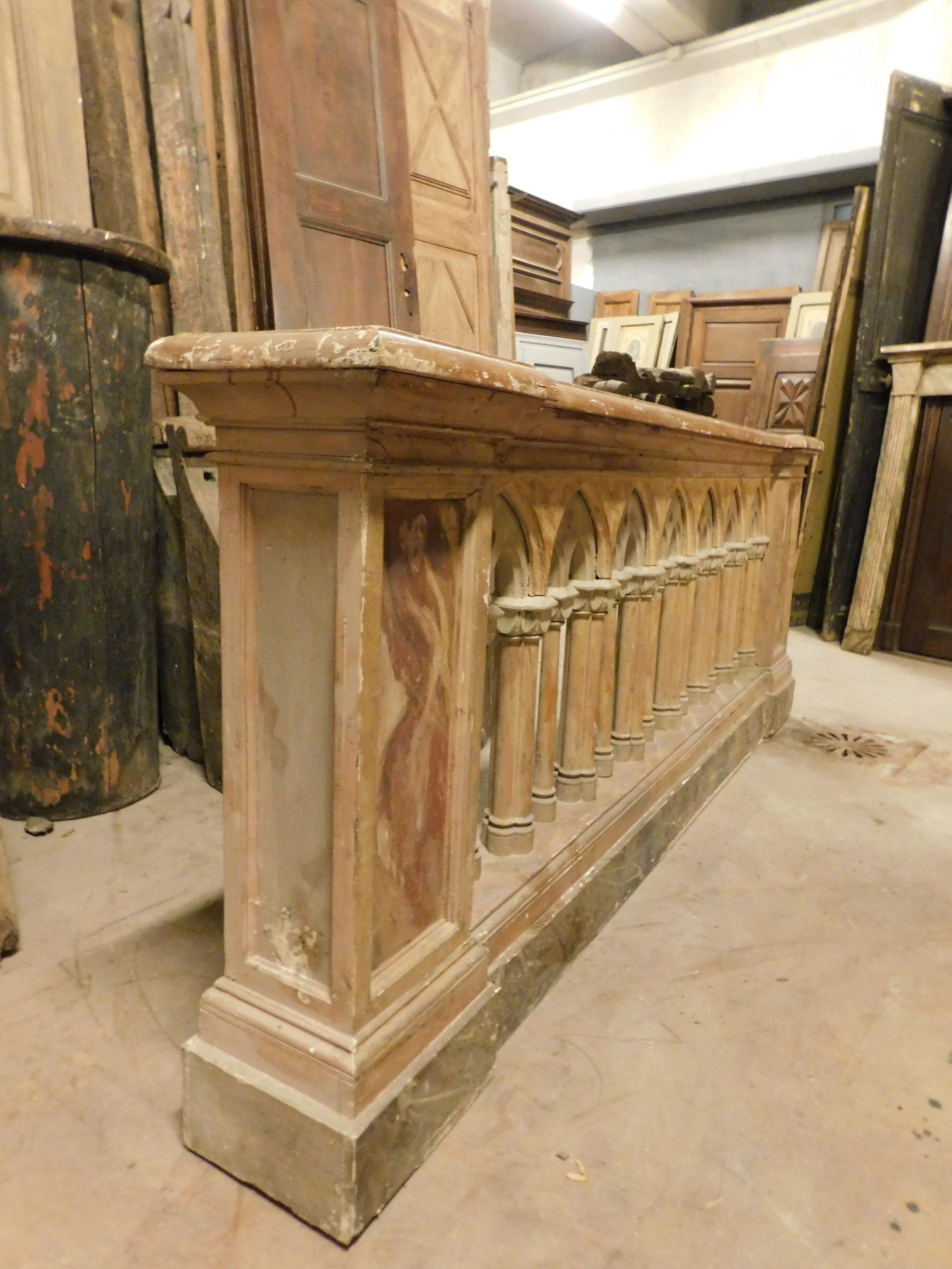 Balustrade im neugotischen Stil aus lackiertem Holz mit Marmorimitation, Italien im Angebot 2