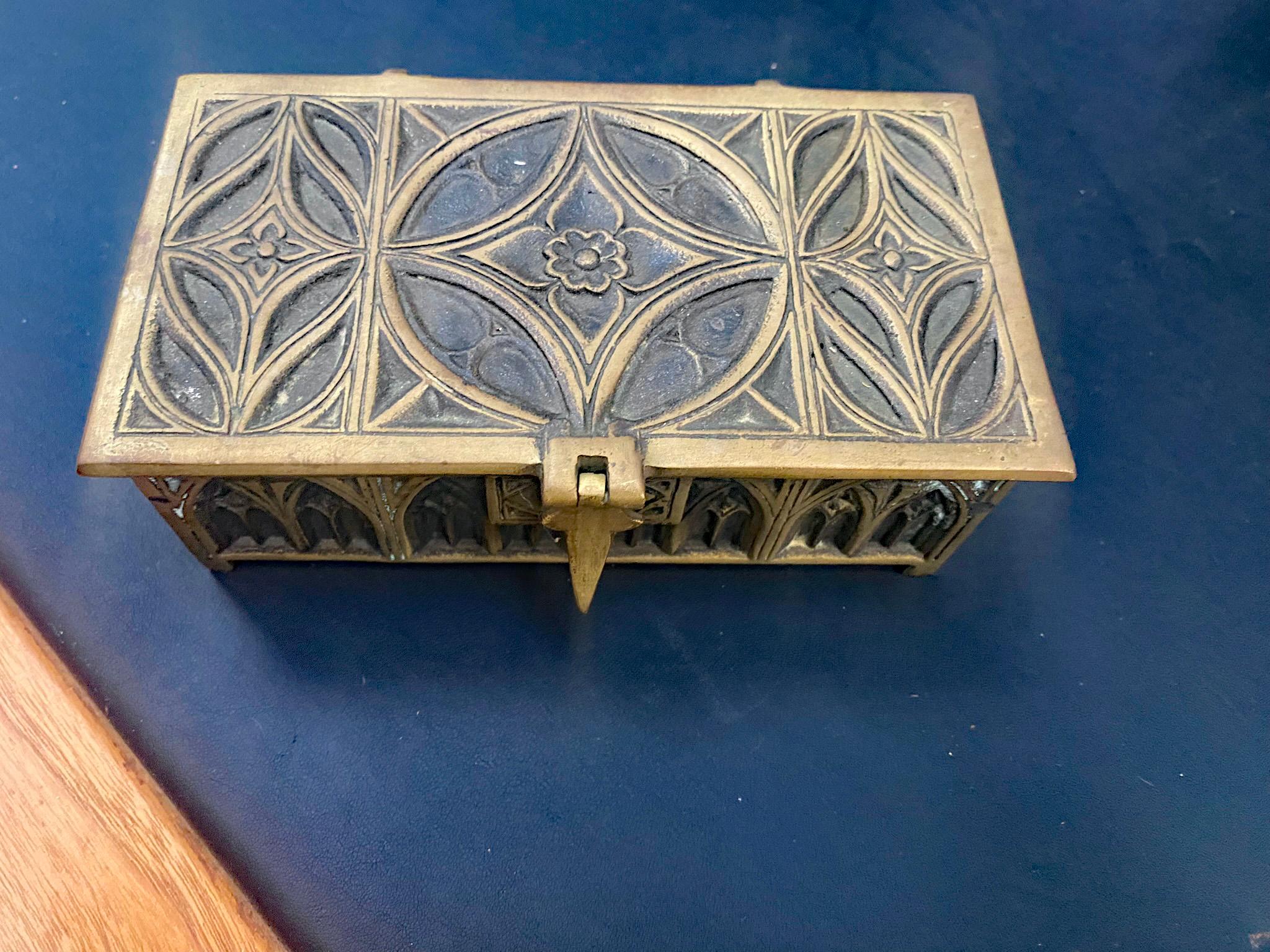 Neo Gothic Style Bronze Box, circa 1900 In Good Condition In Mouscron, WHT