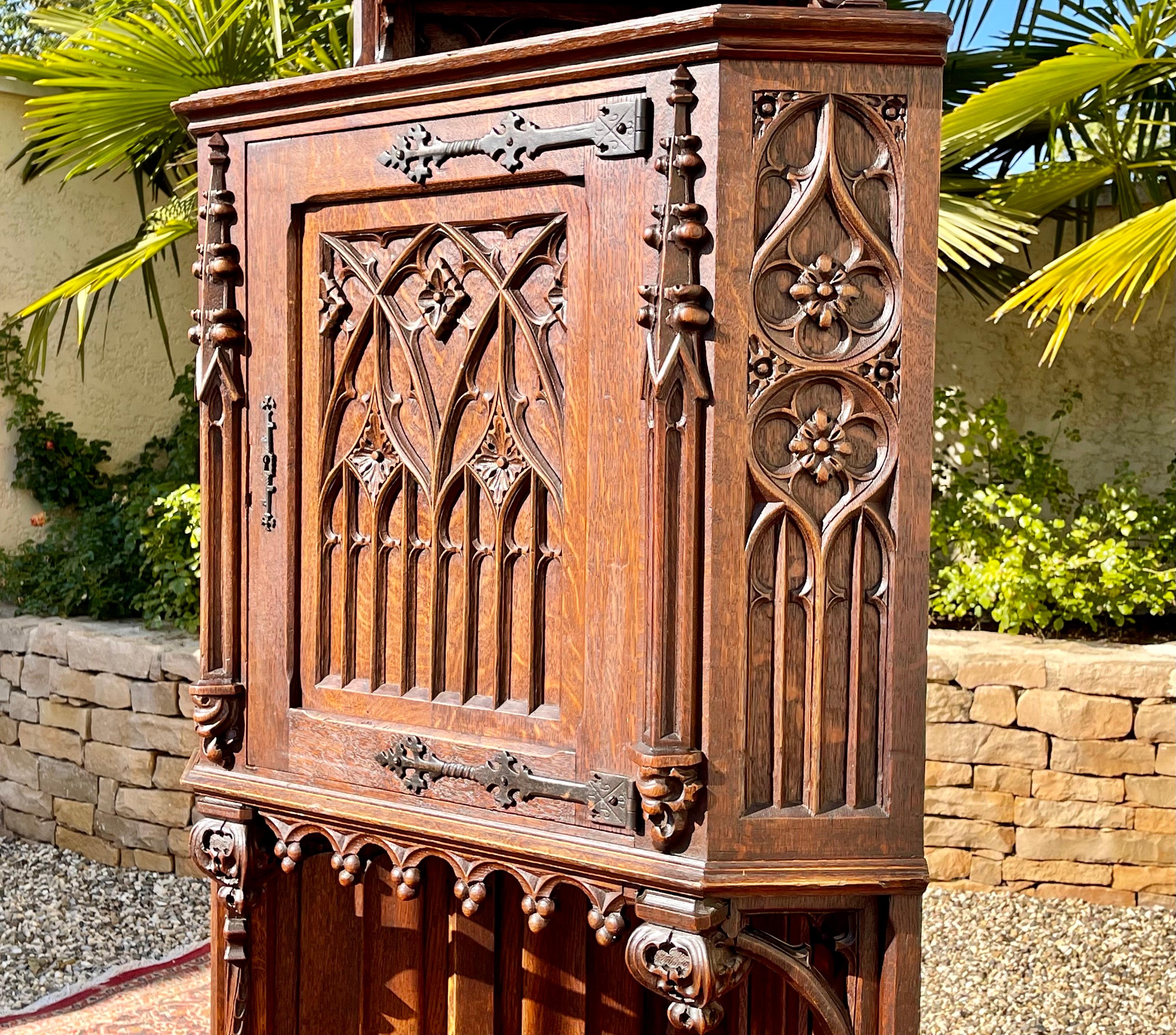 Neo-Gothic Style Carved Oak Corner, 19th Century 6