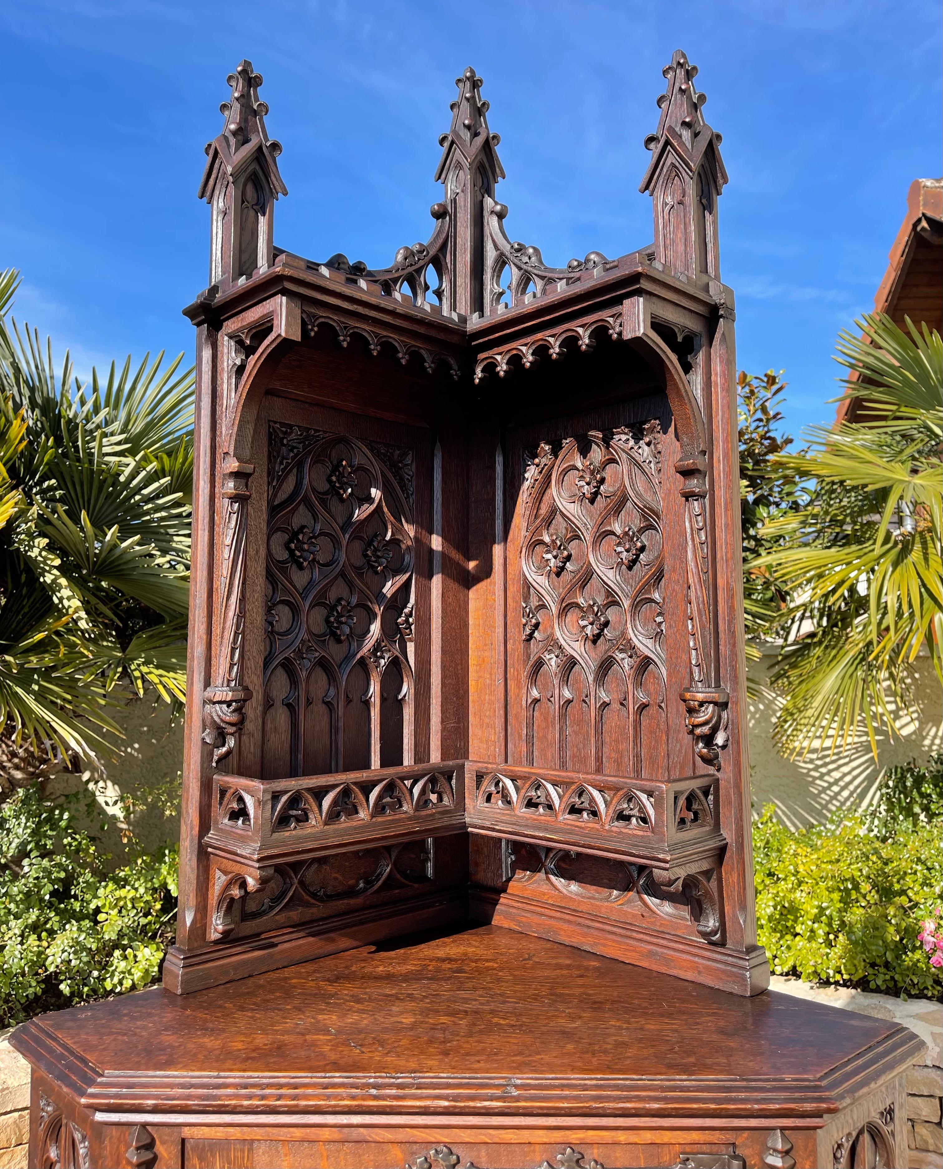 Flamboyant neo-Gothic style corner cabinet in carved and openwork oak. It opens at a door and is in good condition.