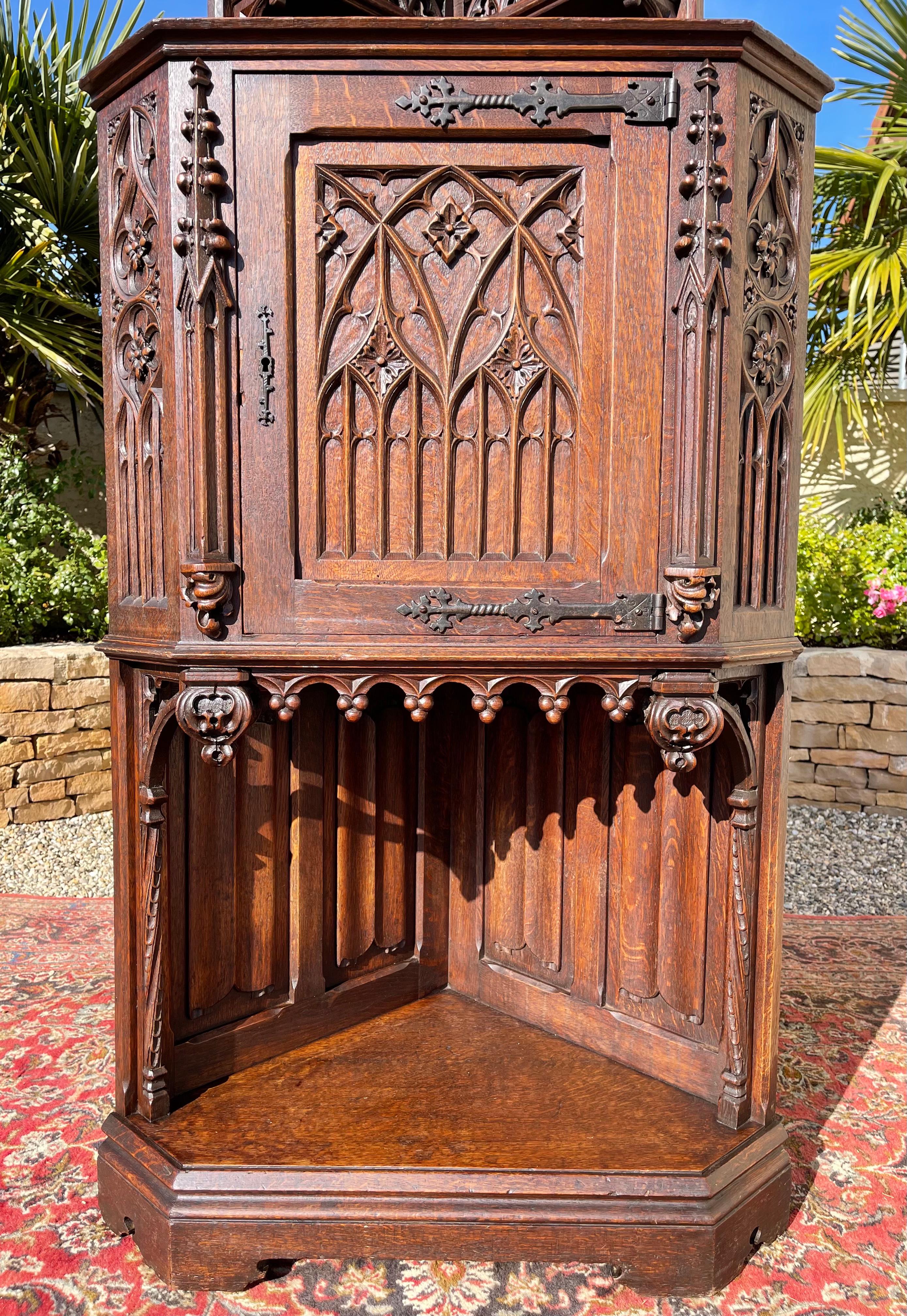 Gothic Revival Neo-Gothic Style Carved Oak Corner, 19th Century