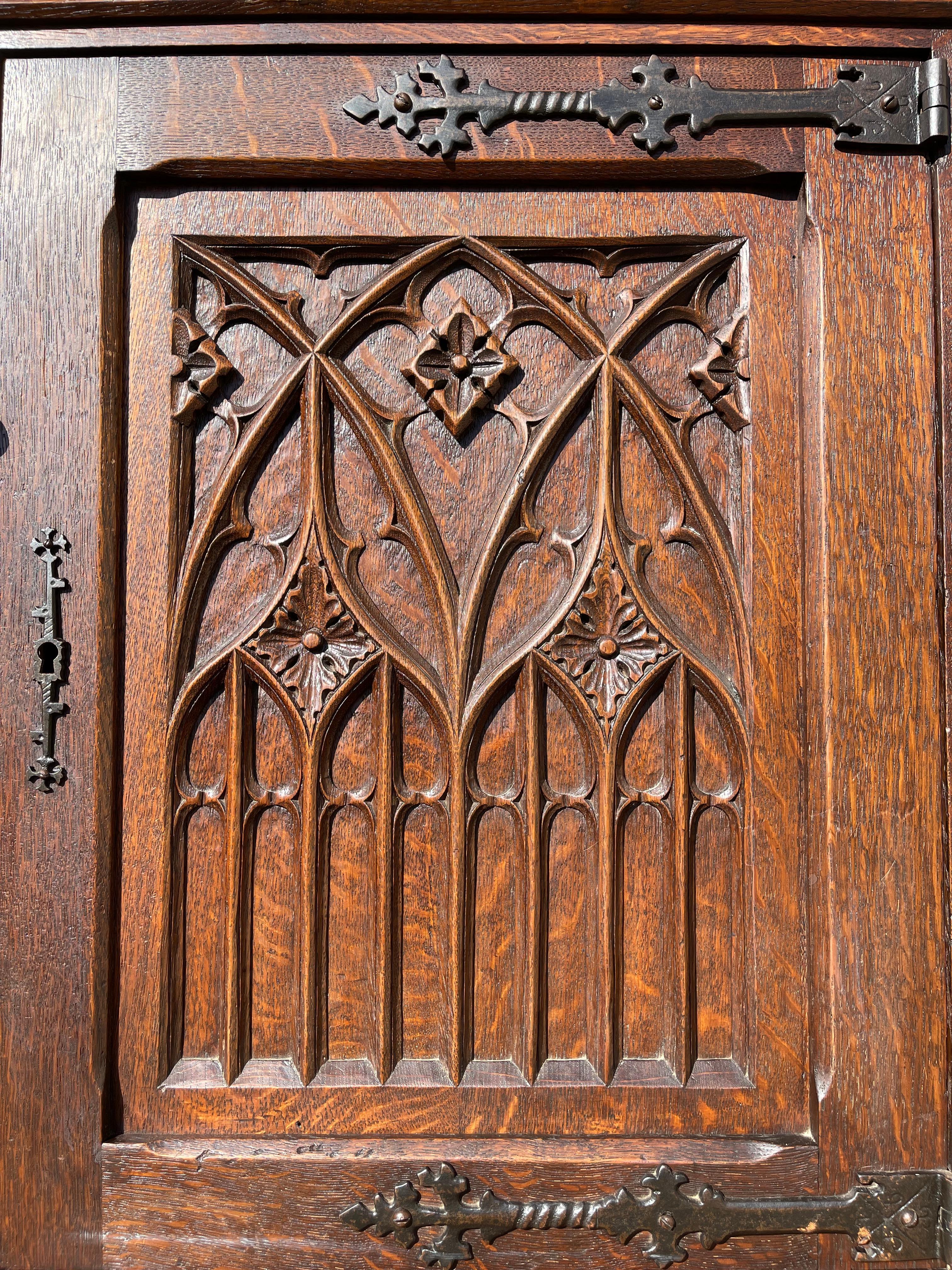 Neo-Gothic Style Carved Oak Corner, 19th Century In Good Condition In Beaune, FR