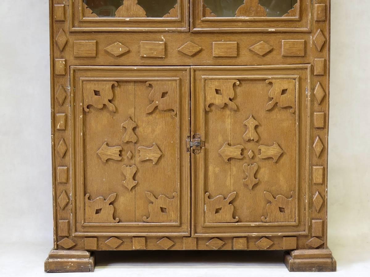 Neo-Gothic Style Faux-Bois Painted Cabinet from the Jura, circa 1900s In Good Condition For Sale In Isle Sur La Sorgue, Vaucluse