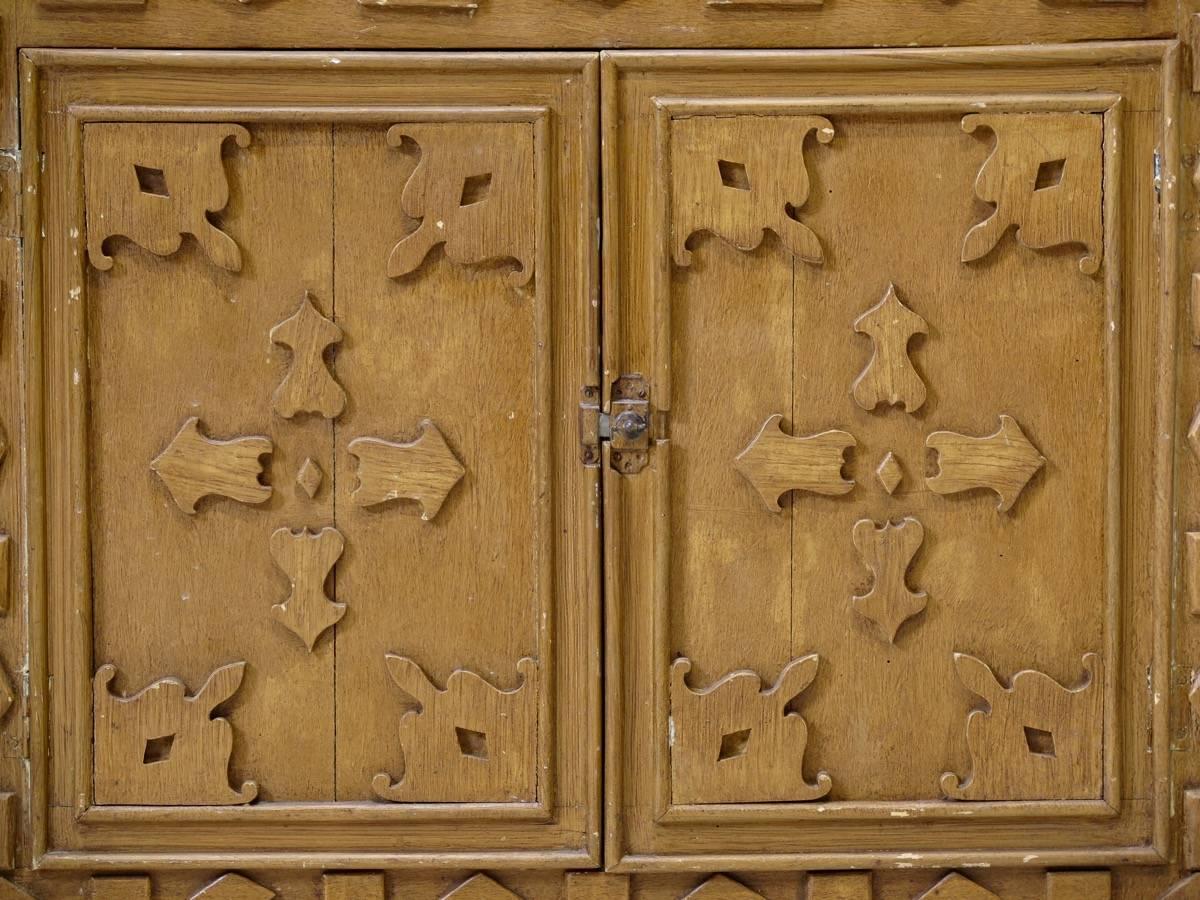 Pin Meuble de rangement de style néo-gothique peint en faux bois de Jura, vers 1900 en vente