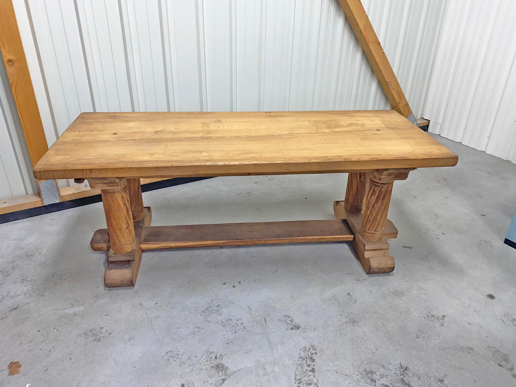 Mesa de estilo neogótico en roble macizo, montada por llaves, se desmonta completamente en Bueno estado para la venta en Saint-Ouen, FR