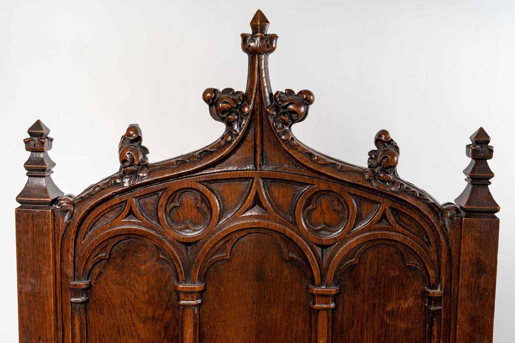 Neo-Gothic walnut armchair, 19th century For Sale 3