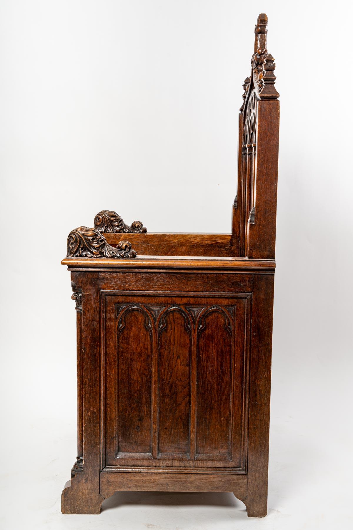 Gothic Revival Neo-Gothic walnut armchair, 19th century For Sale