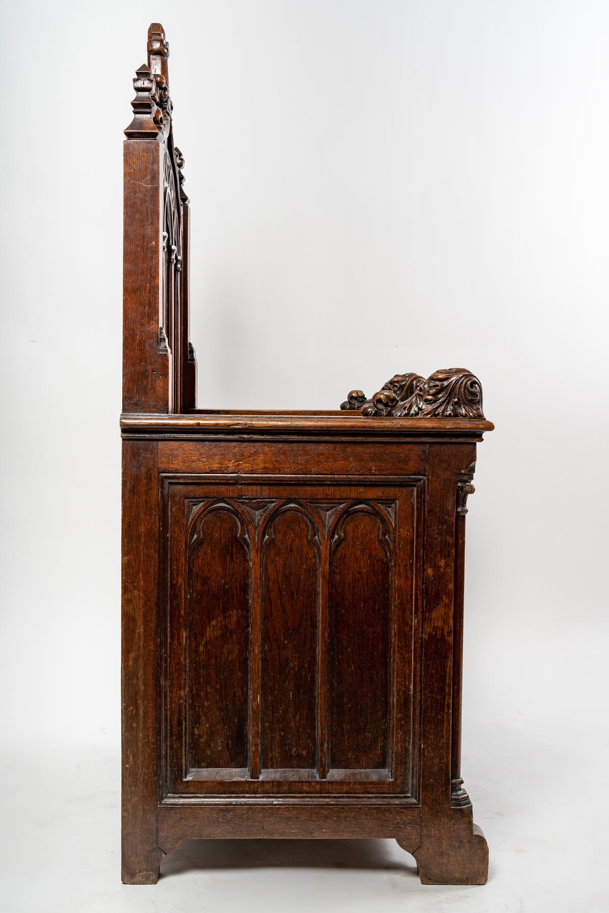 Neo-Gothic walnut armchair, 19th century In Good Condition For Sale In Saint-Ouen, FR